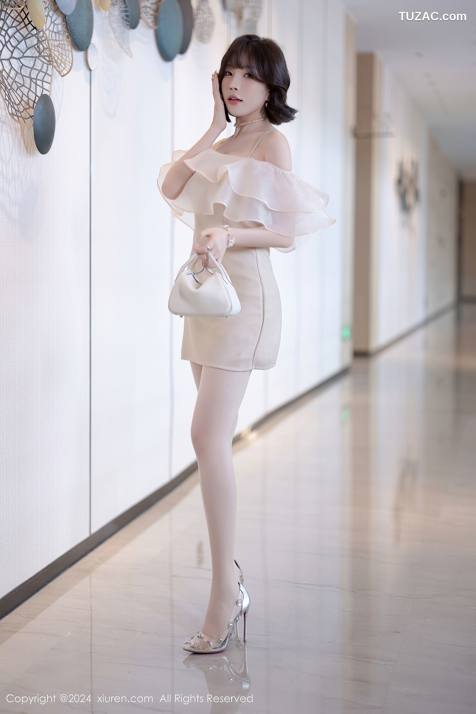 XiuRen秀人网-8917-徐莉芝Booty-乳白连衣短裙-黑色情趣内衣-2024.07.25