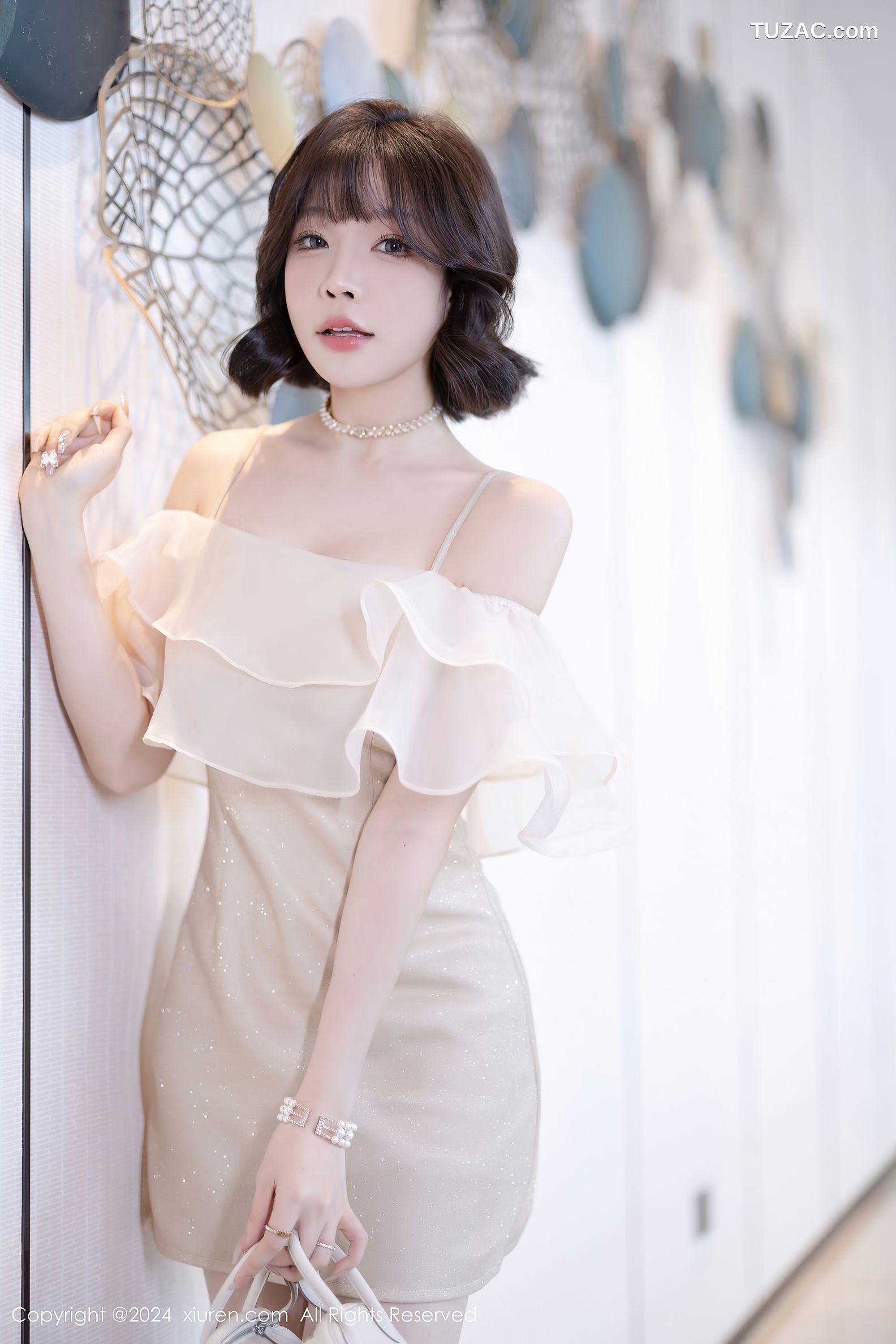 XiuRen秀人网-8917-徐莉芝Booty-乳白连衣短裙-黑色情趣内衣-2024.07.25