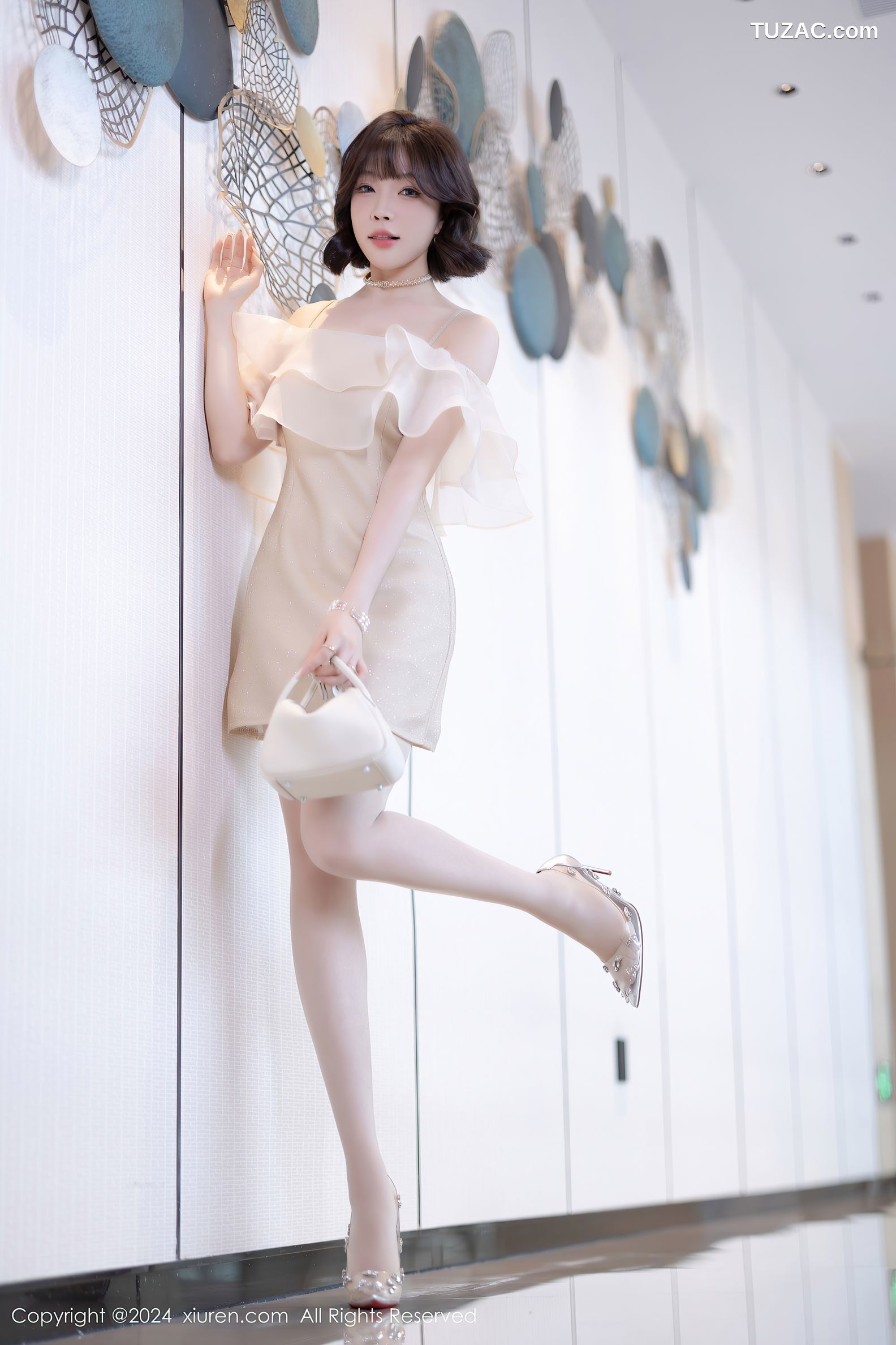 XiuRen秀人网-8917-徐莉芝Booty-乳白连衣短裙-黑色情趣内衣-2024.07.25