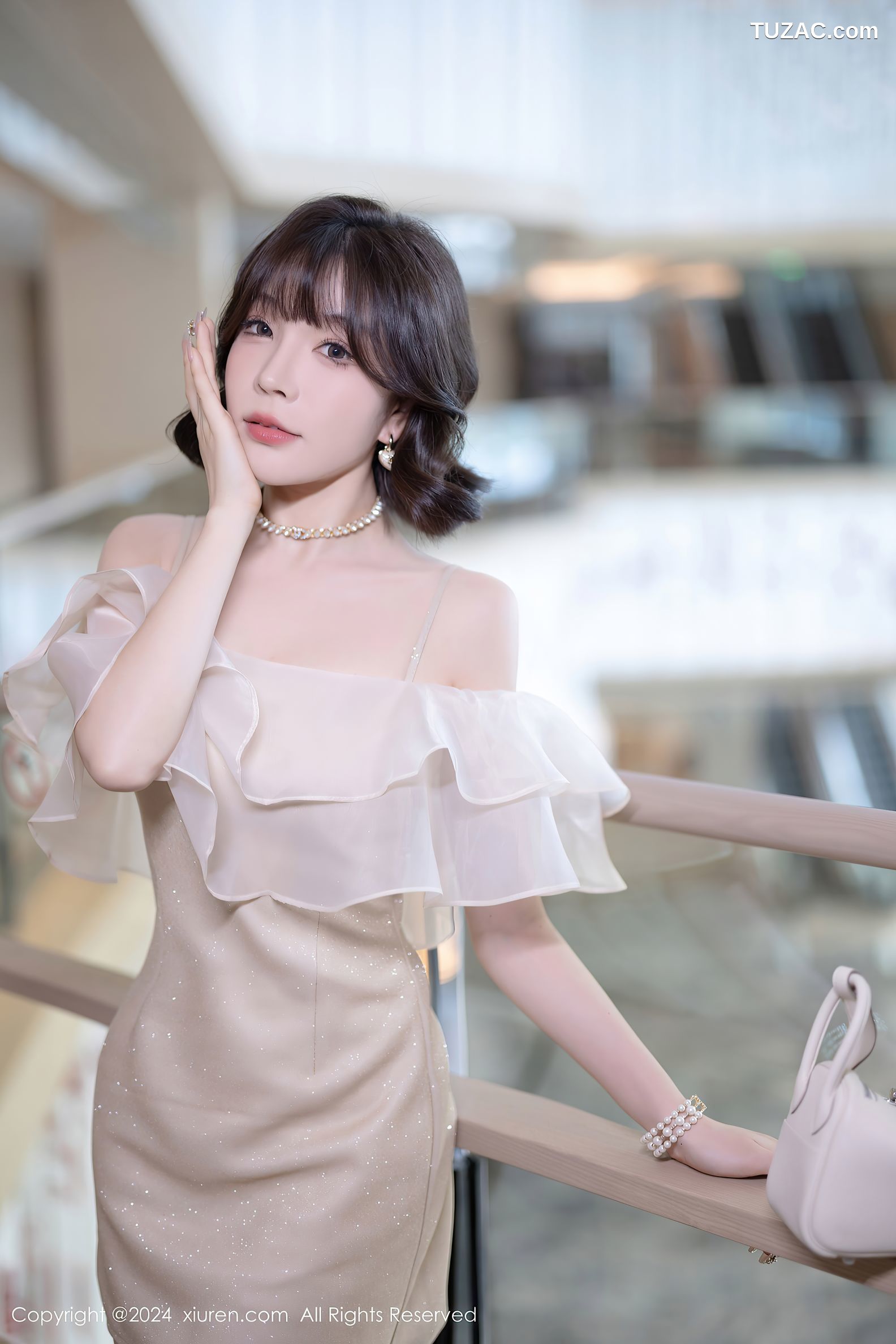 XiuRen秀人网-8917-徐莉芝Booty-乳白连衣短裙-黑色情趣内衣-2024.07.25