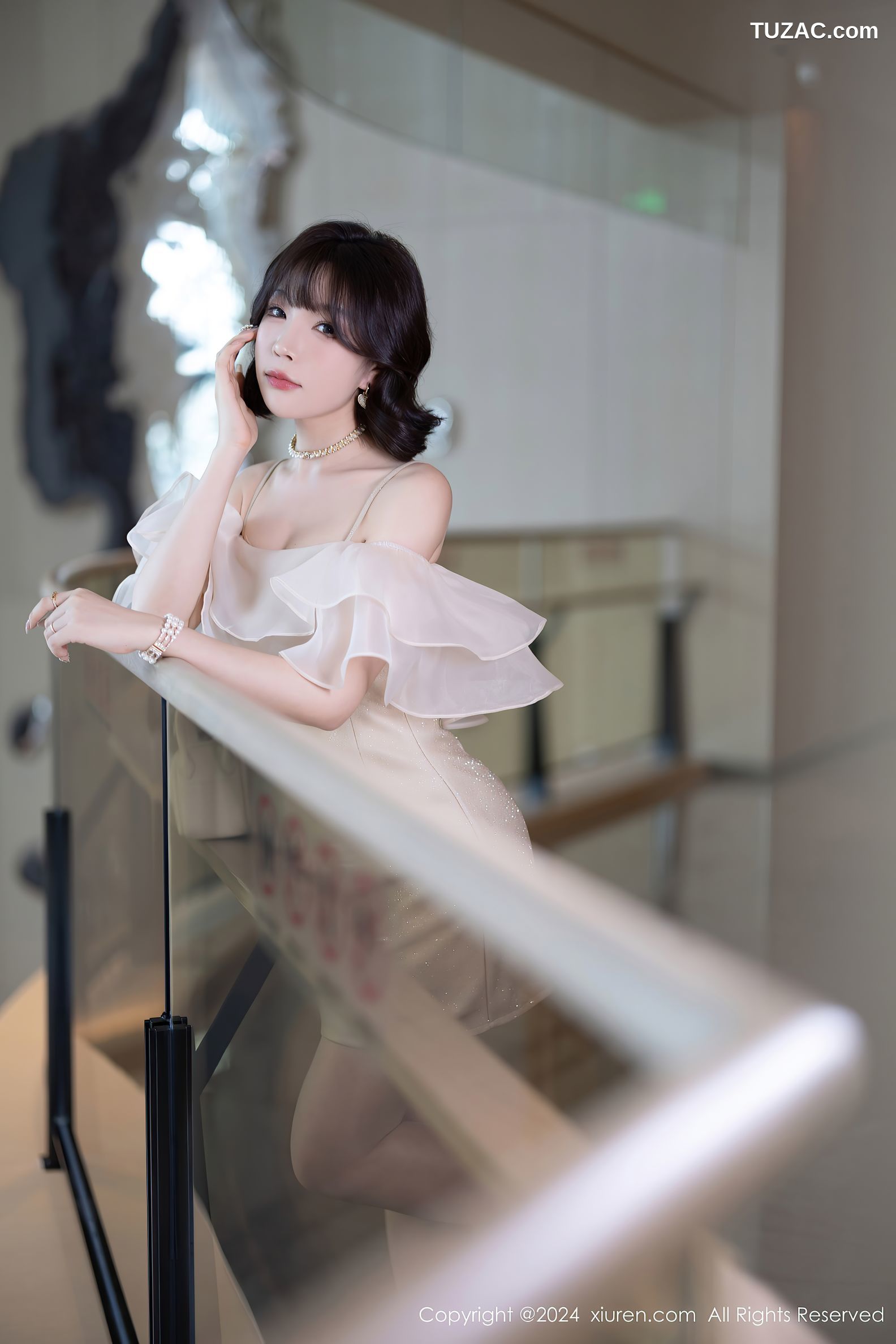 XiuRen秀人网-8917-徐莉芝Booty-乳白连衣短裙-黑色情趣内衣-2024.07.25