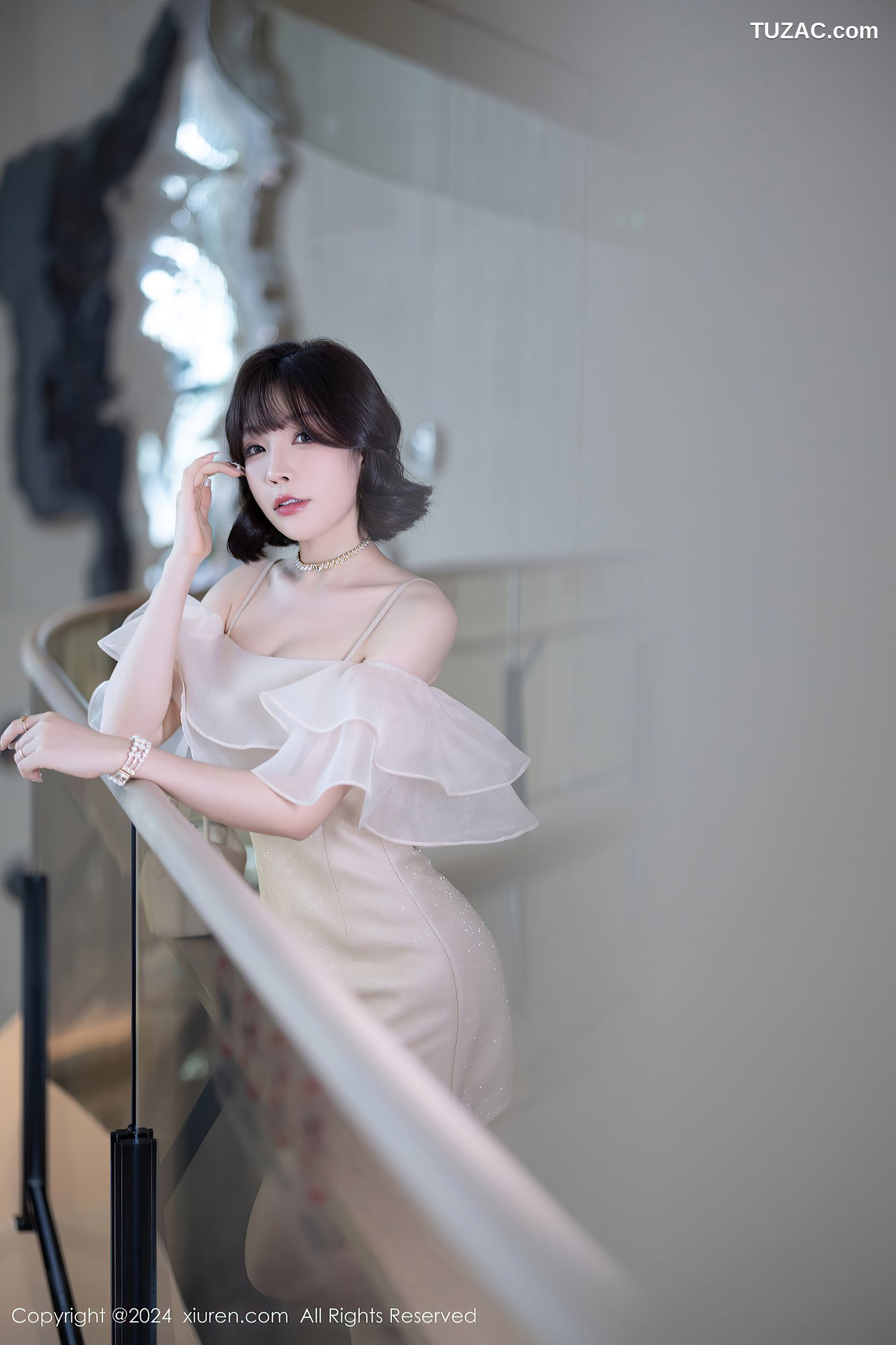XiuRen秀人网-8917-徐莉芝Booty-乳白连衣短裙-黑色情趣内衣-2024.07.25