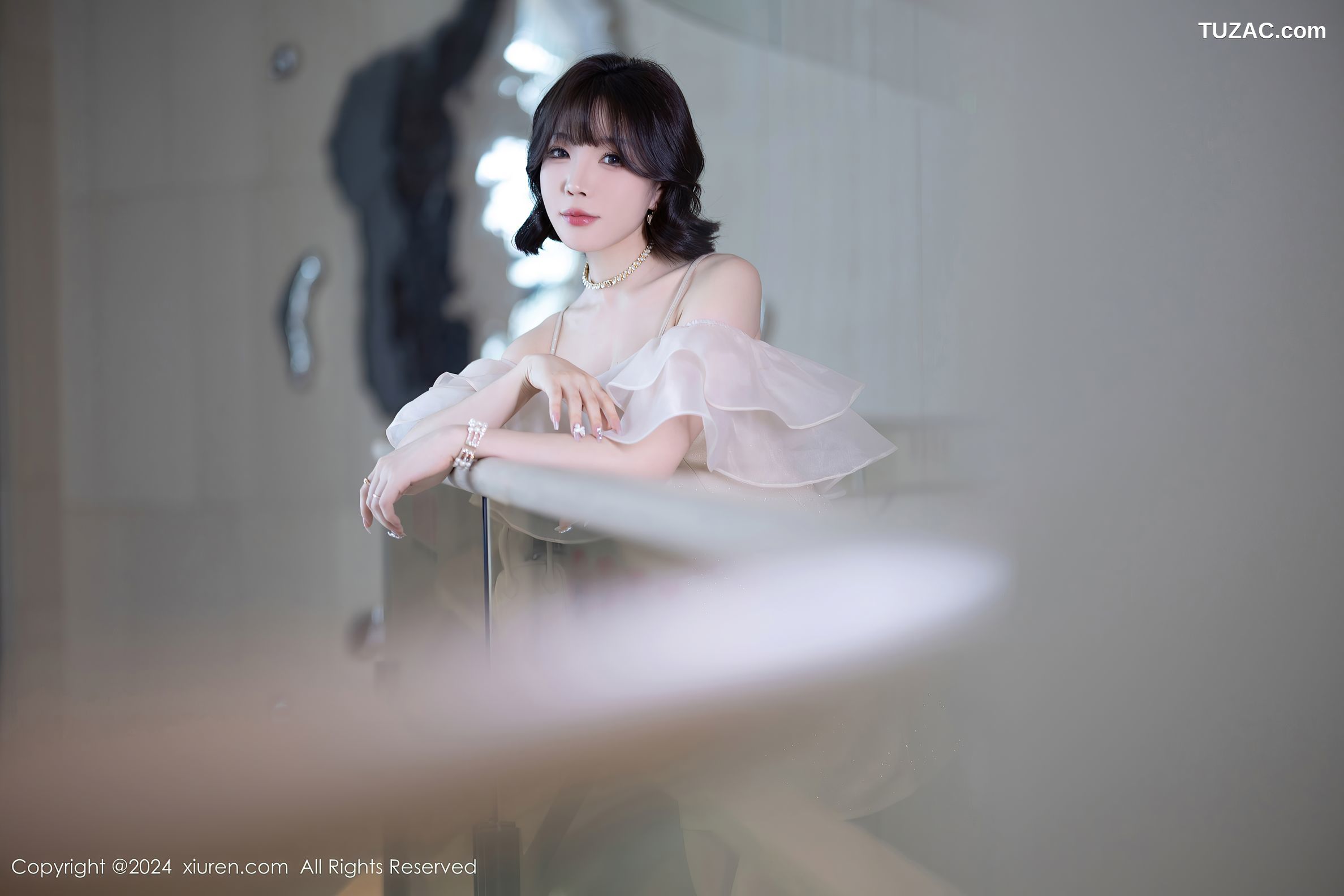 XiuRen秀人网-8917-徐莉芝Booty-乳白连衣短裙-黑色情趣内衣-2024.07.25