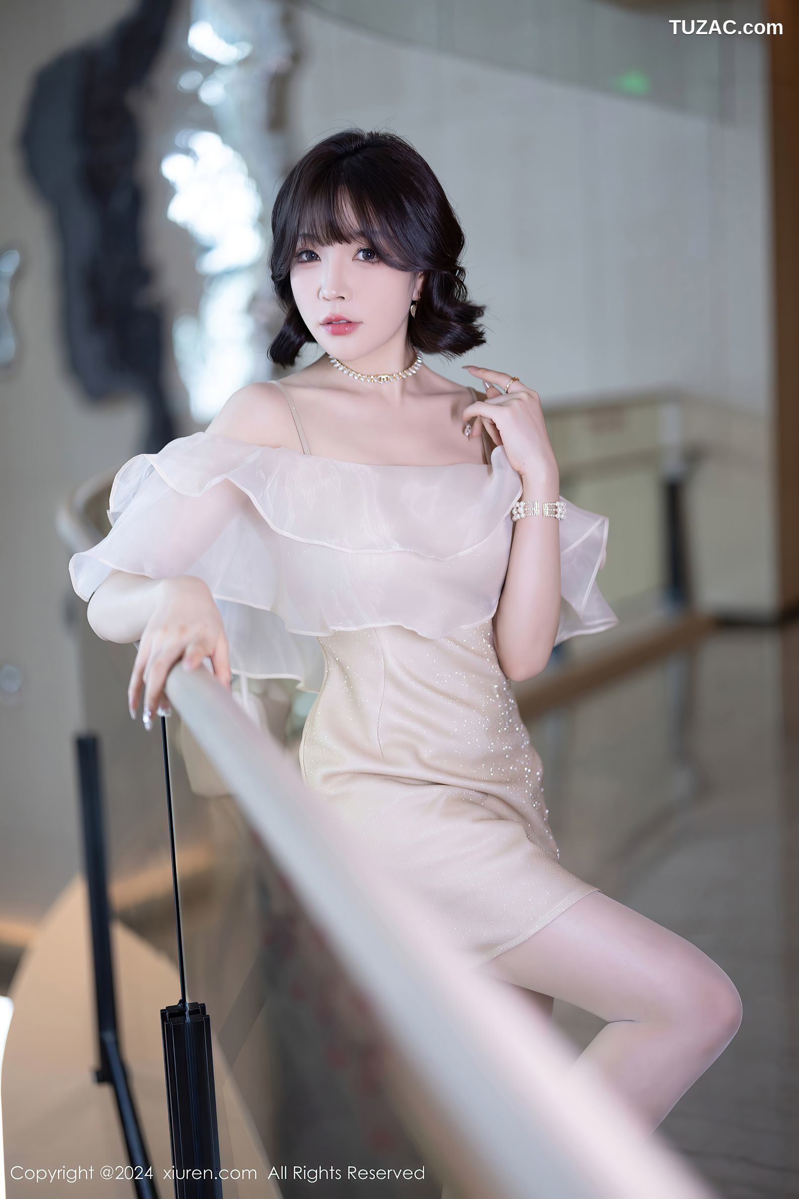 XiuRen秀人网-8917-徐莉芝Booty-乳白连衣短裙-黑色情趣内衣-2024.07.25