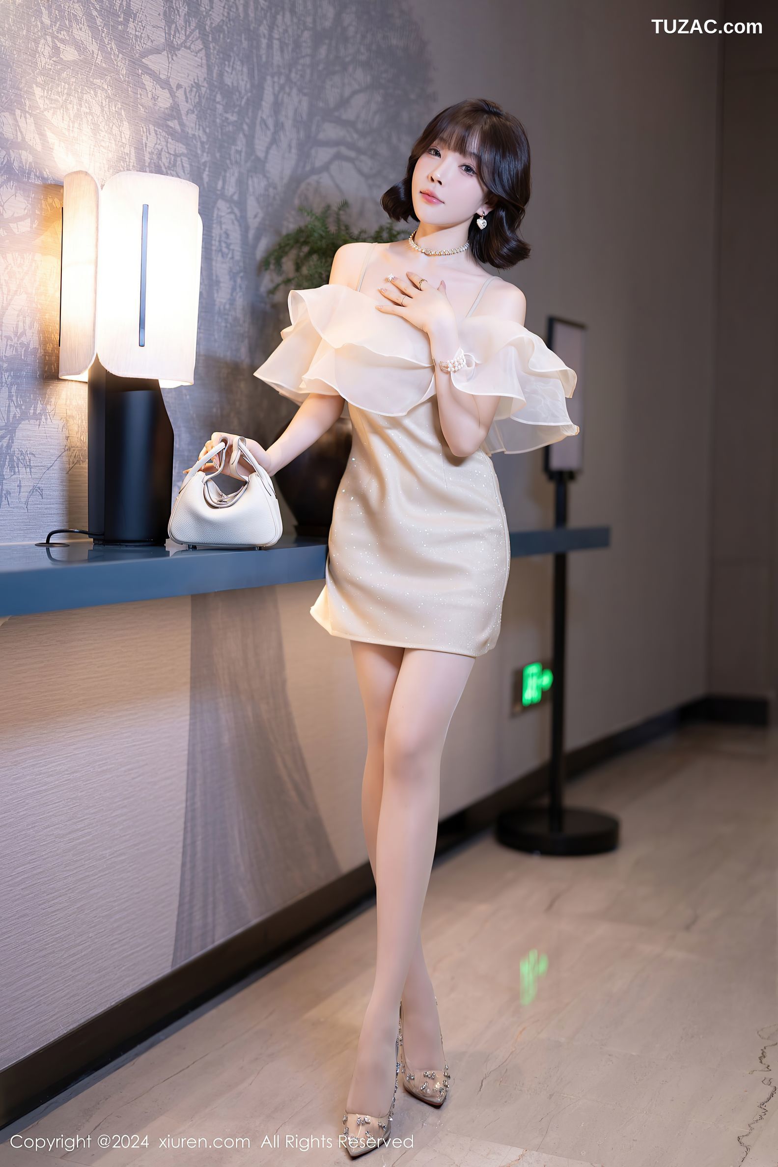 XiuRen秀人网-8917-徐莉芝Booty-乳白连衣短裙-黑色情趣内衣-2024.07.25