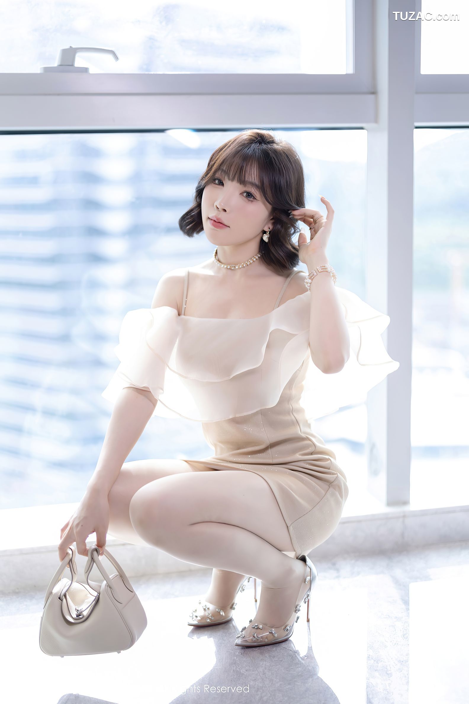 XiuRen秀人网-8917-徐莉芝Booty-乳白连衣短裙-黑色情趣内衣-2024.07.25