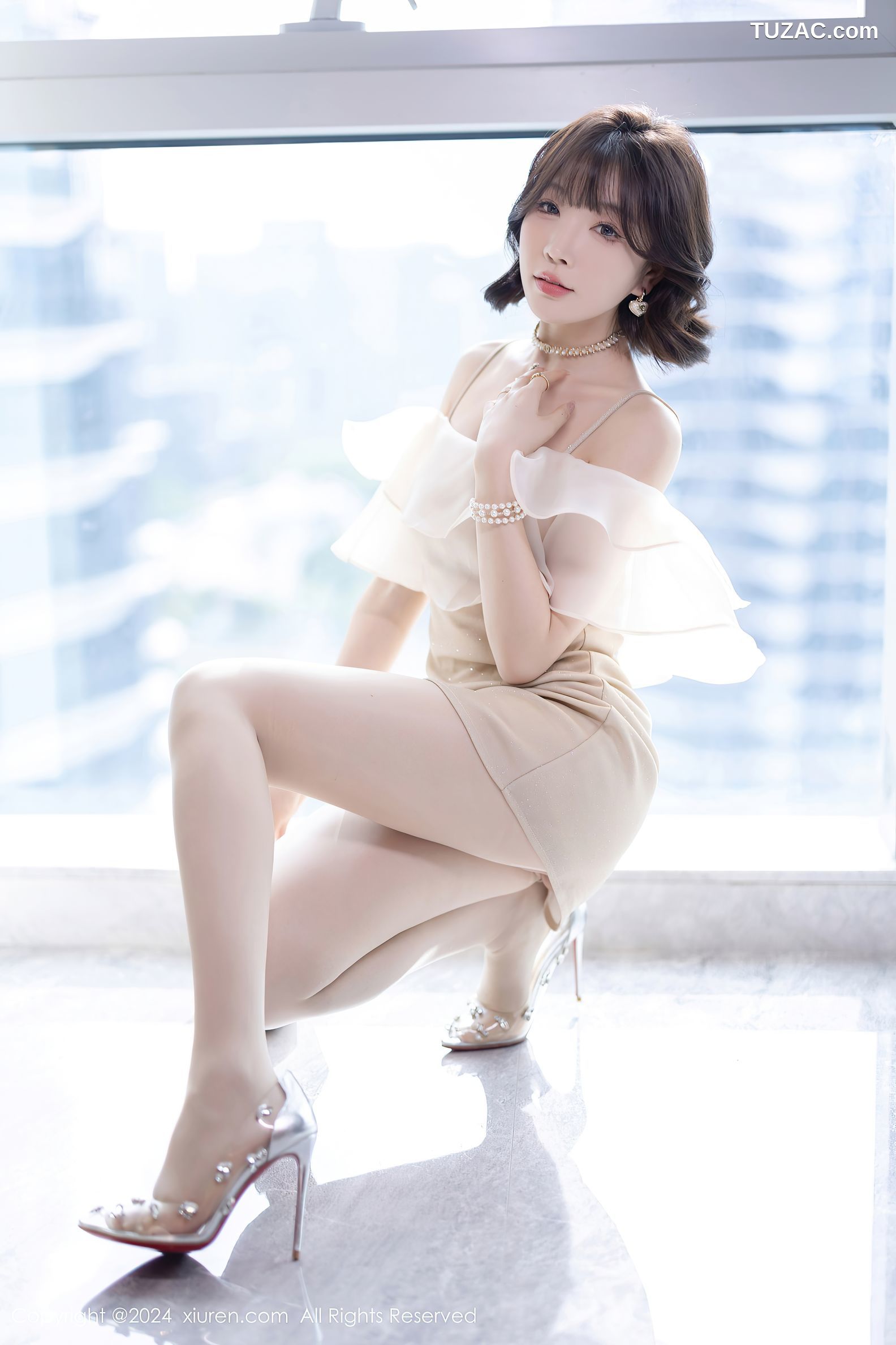 XiuRen秀人网-8917-徐莉芝Booty-乳白连衣短裙-黑色情趣内衣-2024.07.25