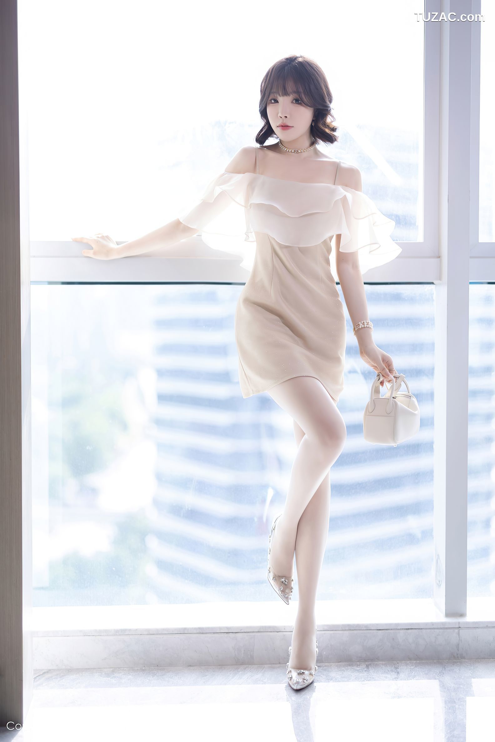 XiuRen秀人网-8917-徐莉芝Booty-乳白连衣短裙-黑色情趣内衣-2024.07.25