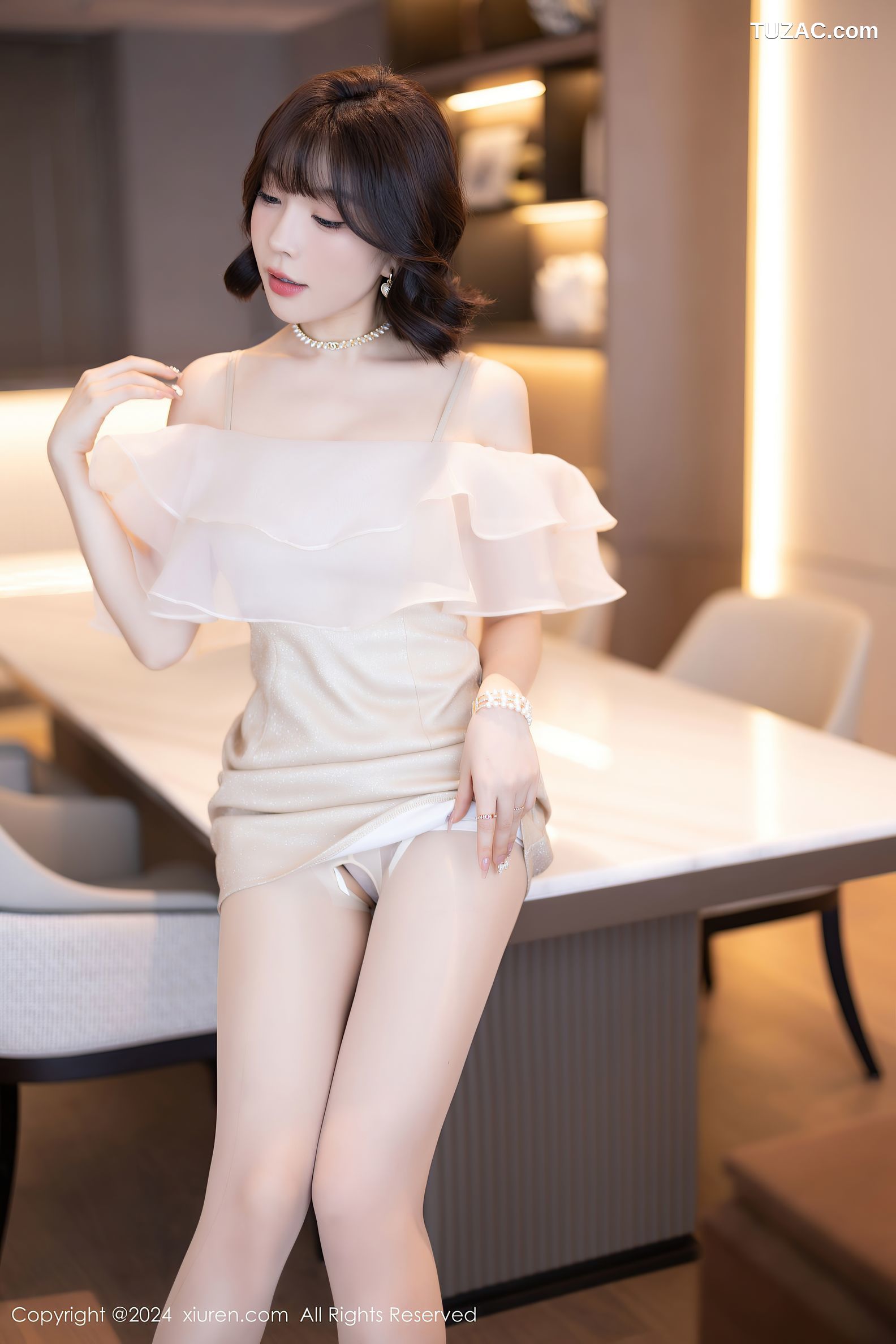 XiuRen秀人网-8917-徐莉芝Booty-乳白连衣短裙-黑色情趣内衣-2024.07.25