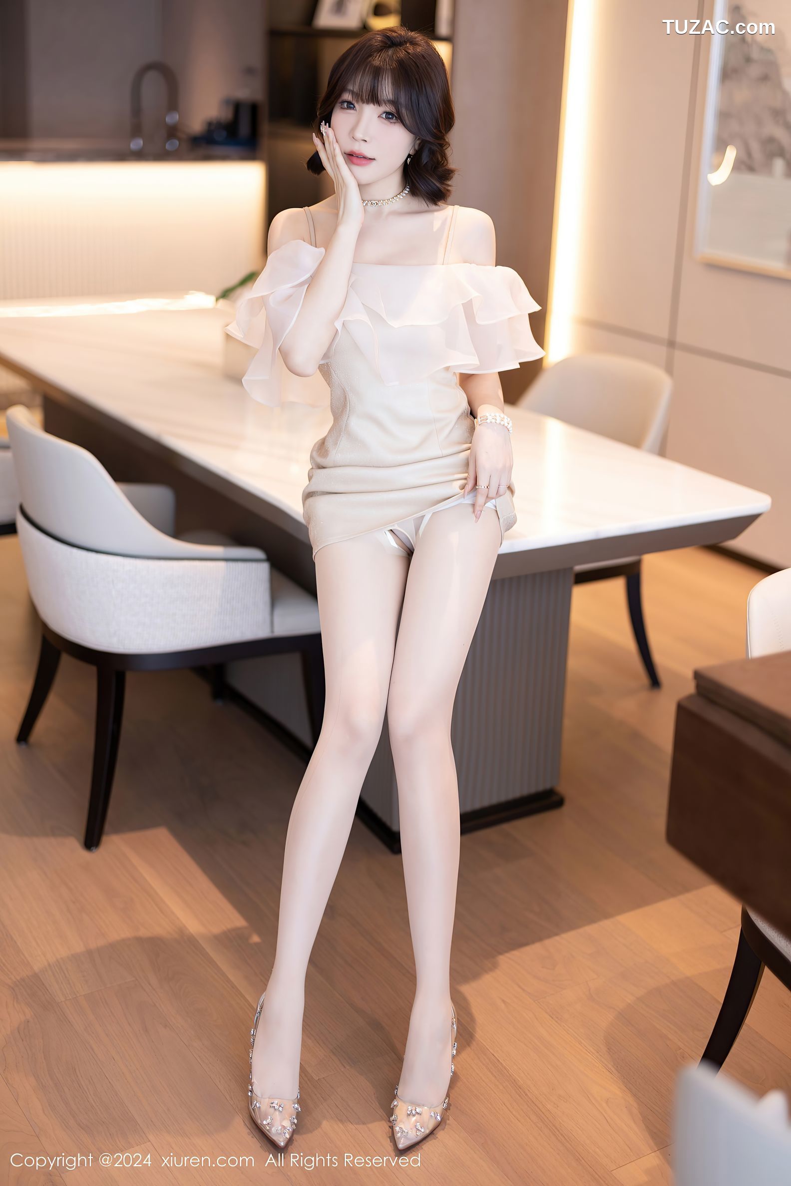 XiuRen秀人网-8917-徐莉芝Booty-乳白连衣短裙-黑色情趣内衣-2024.07.25