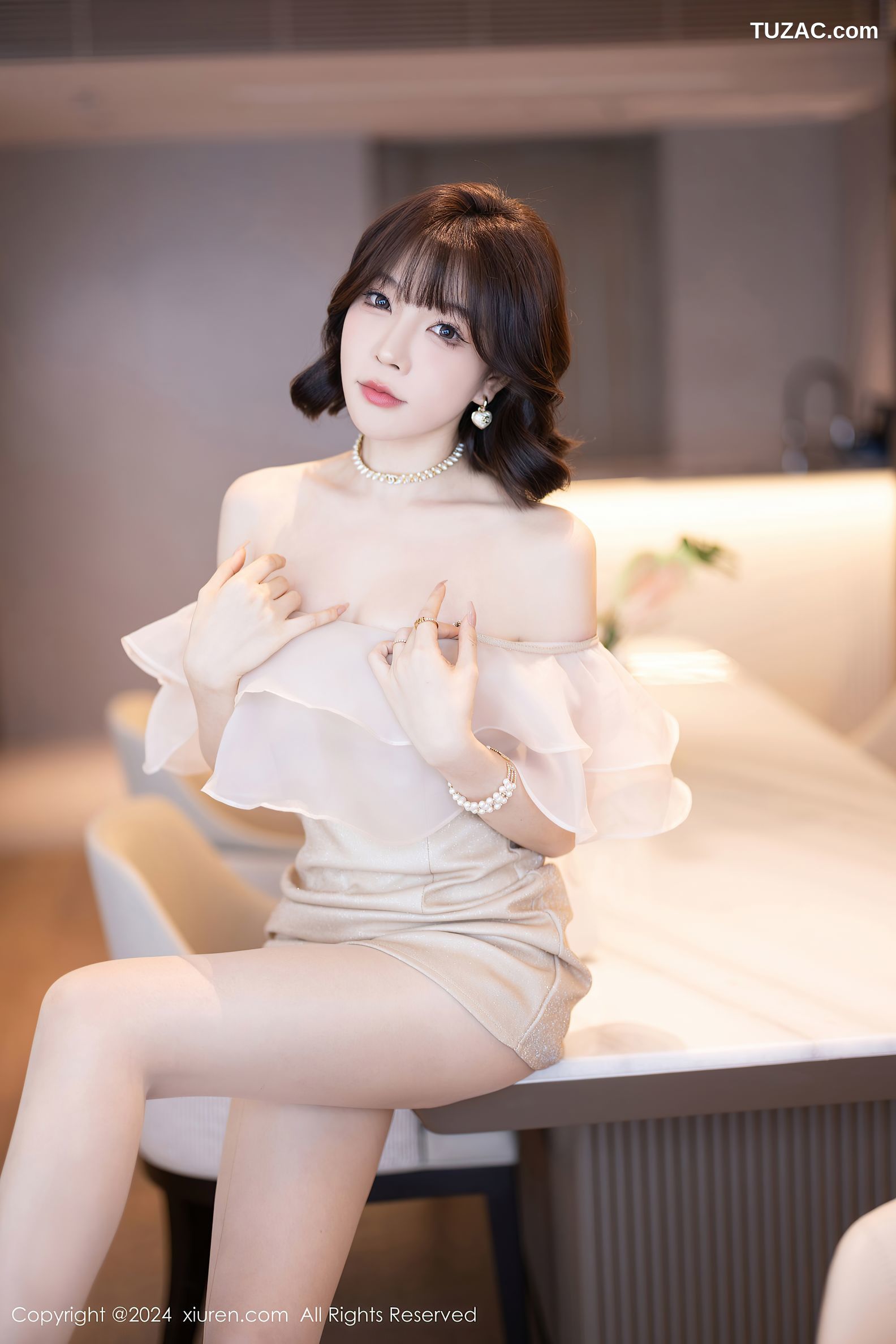 XiuRen秀人网-8917-徐莉芝Booty-乳白连衣短裙-黑色情趣内衣-2024.07.25