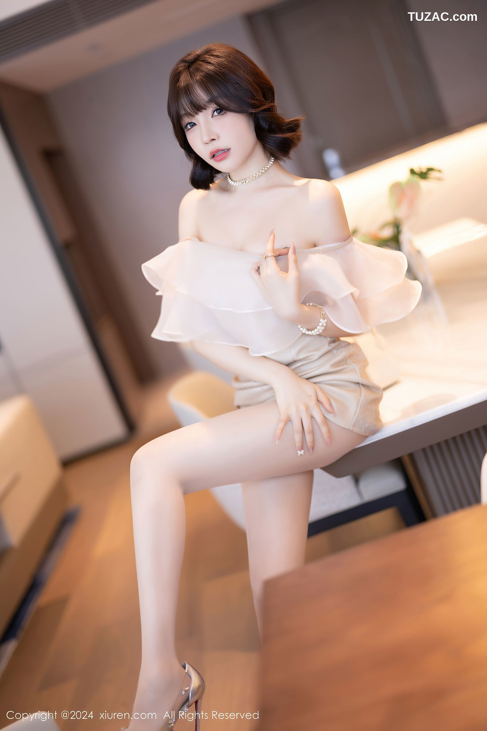 XiuRen秀人网-8917-徐莉芝Booty-乳白连衣短裙-黑色情趣内衣-2024.07.25