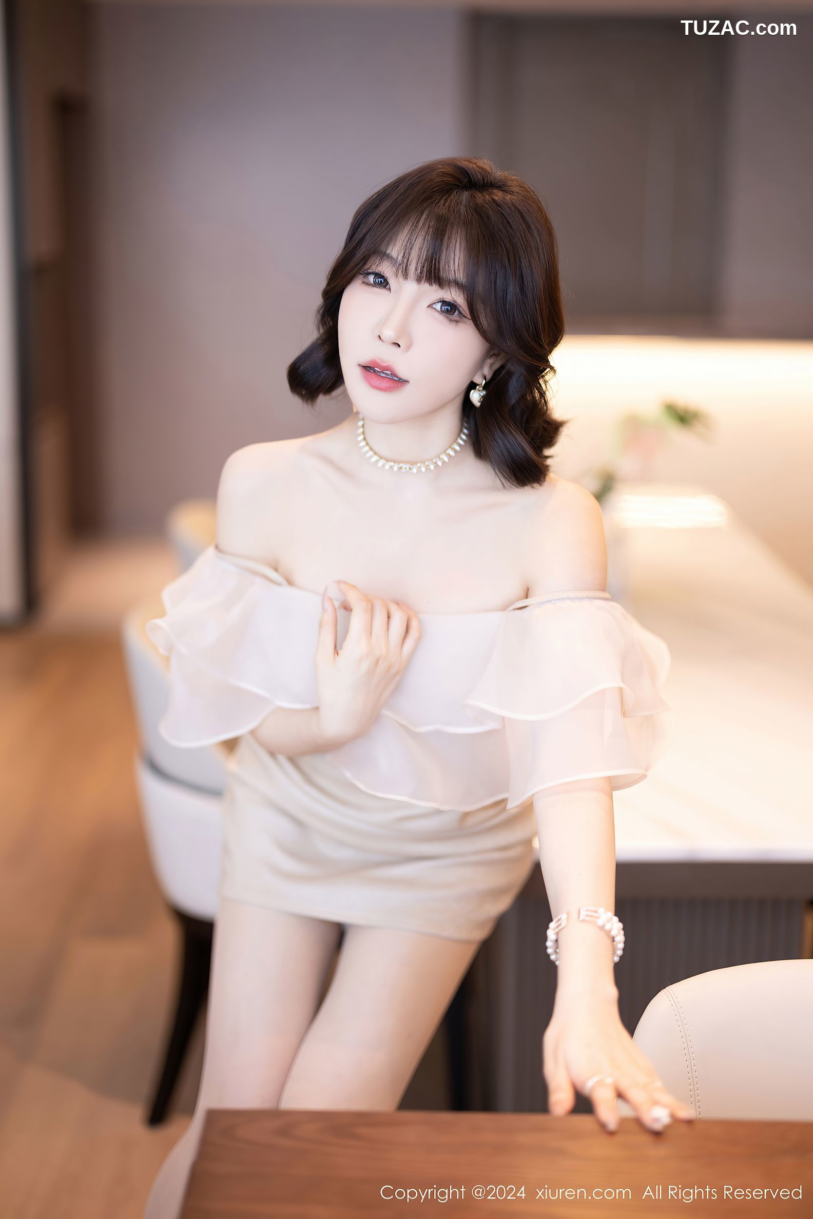 XiuRen秀人网-8917-徐莉芝Booty-乳白连衣短裙-黑色情趣内衣-2024.07.25
