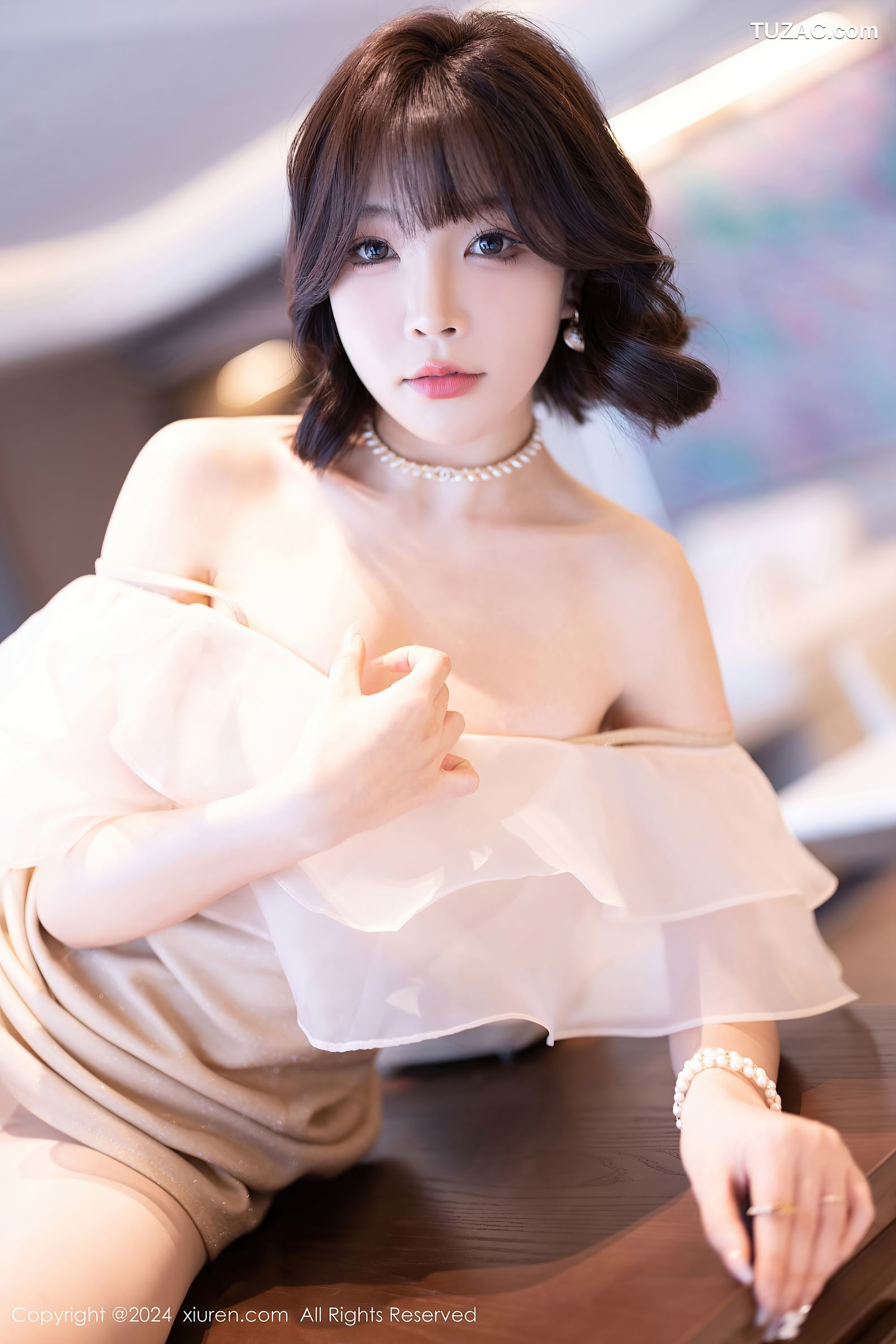 XiuRen秀人网-8917-徐莉芝Booty-乳白连衣短裙-黑色情趣内衣-2024.07.25