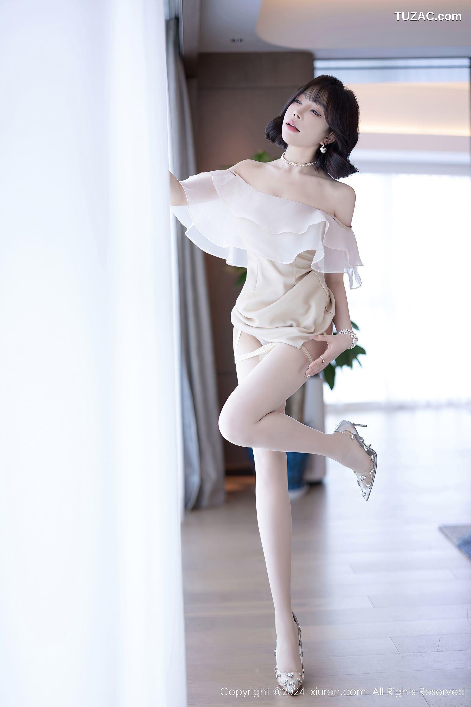 XiuRen秀人网-8917-徐莉芝Booty-乳白连衣短裙-黑色情趣内衣-2024.07.25