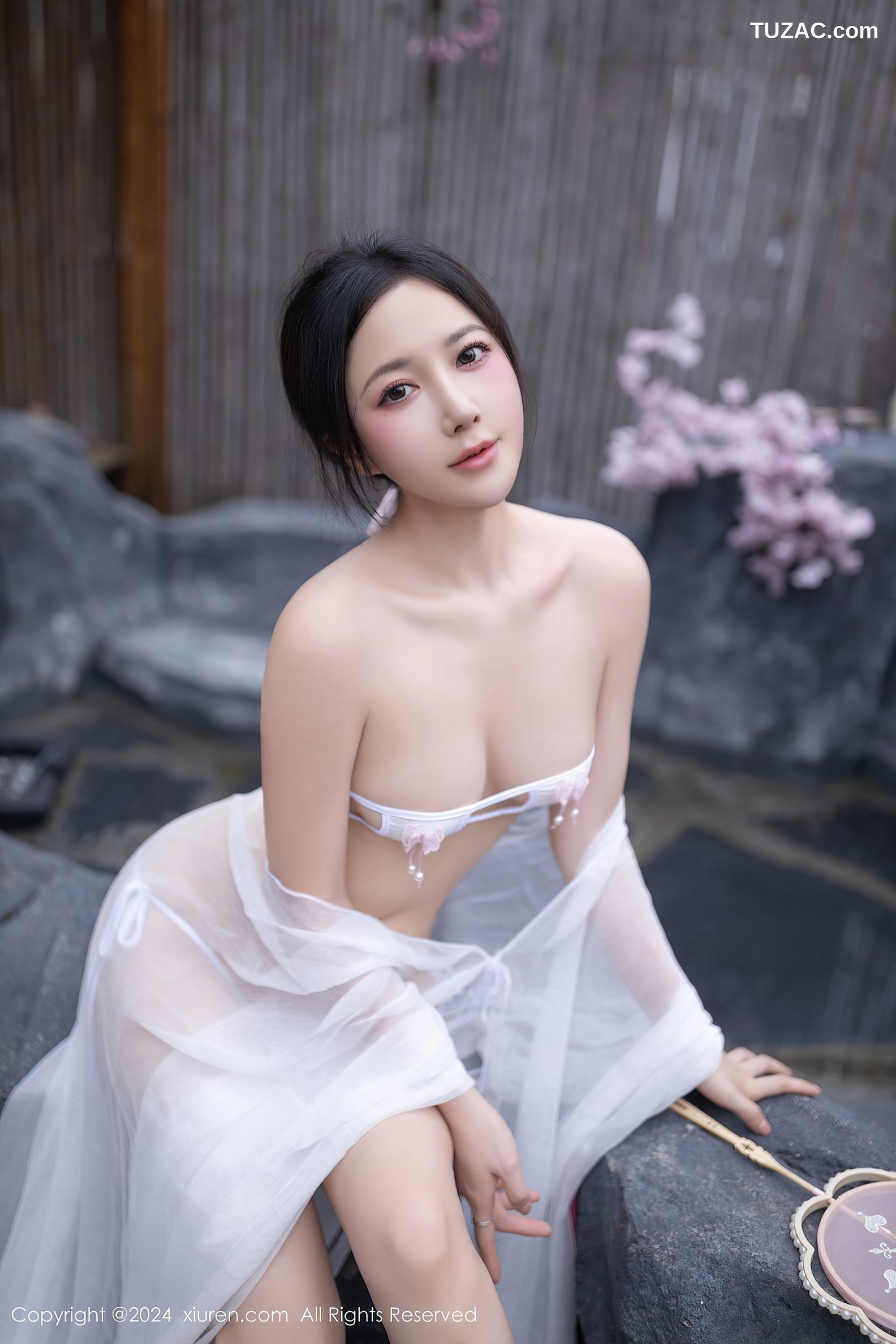 XiuRen秀人网-8927-鱼子酱Fish-迪拜旅拍-古风轻透白纱裙超小白色内衣爆乳-2024.07.26