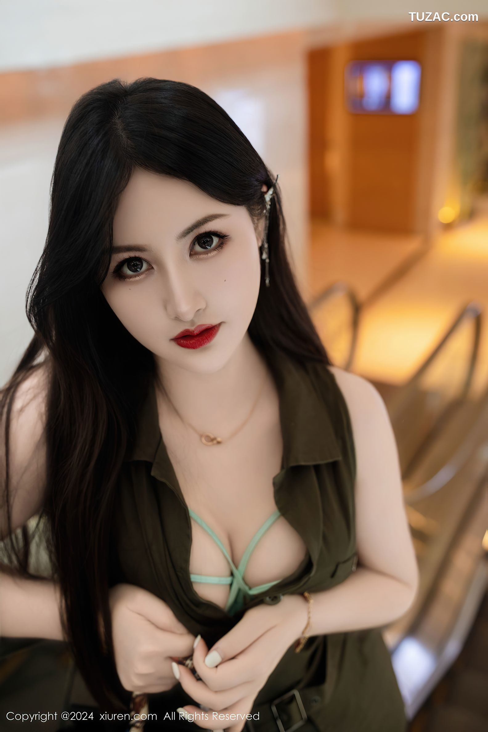 XiuRen秀人网-8940-诗诗kiki-深绿色连衣短裙-2024.07.30