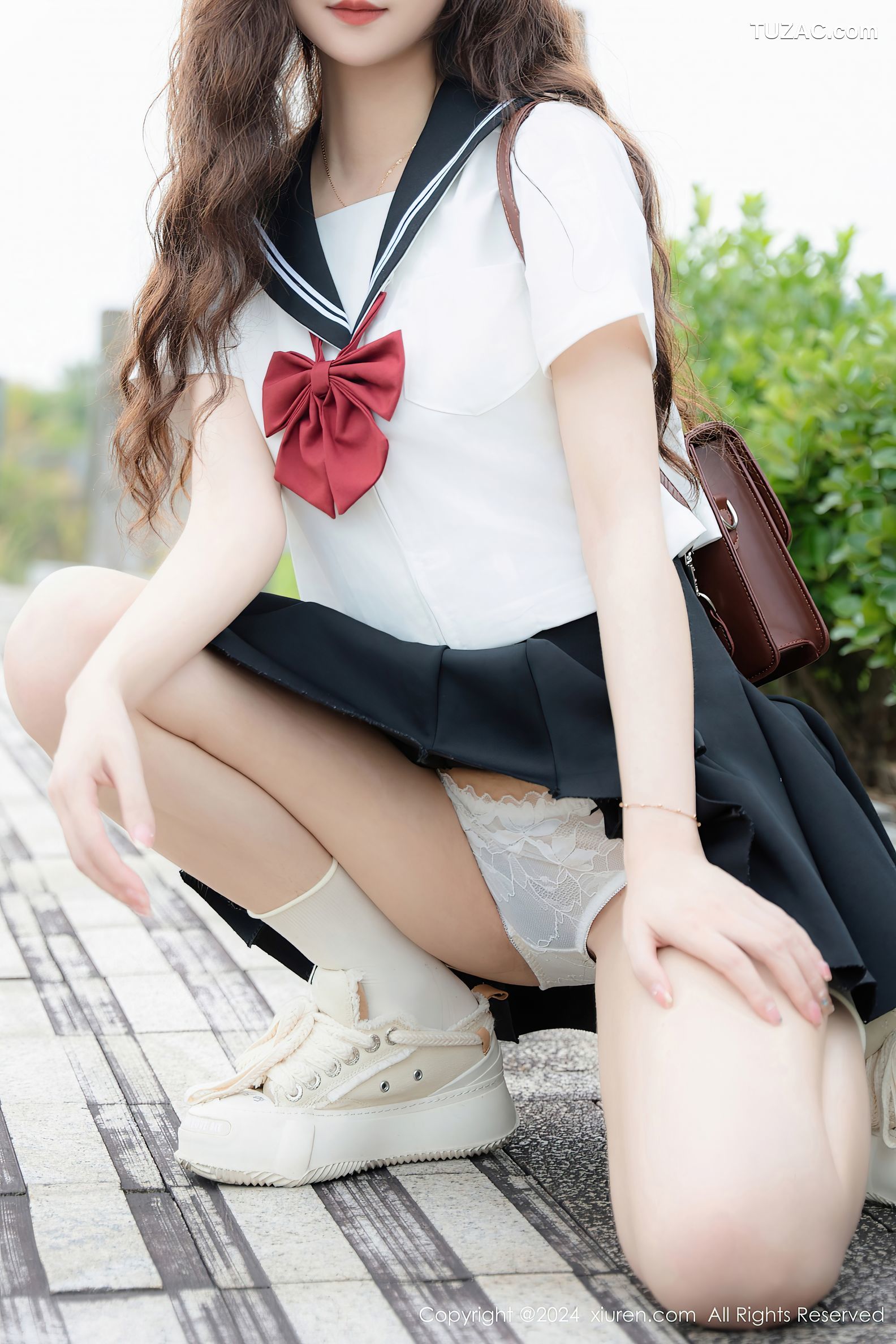 XiuRen秀人网-8948-拍黄瓜girl-首套-学生装水手服深灰短裙-2024.08.01