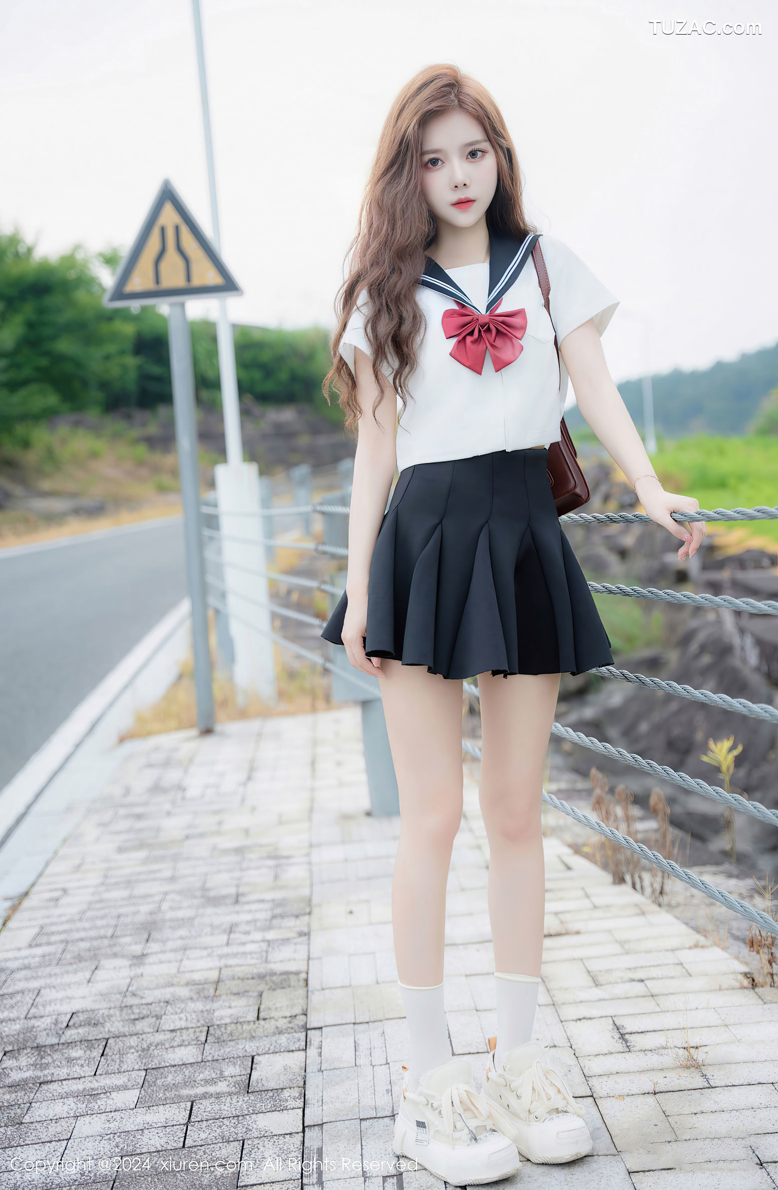 XiuRen秀人网-8948-拍黄瓜girl-首套-学生装水手服深灰短裙-2024.08.01