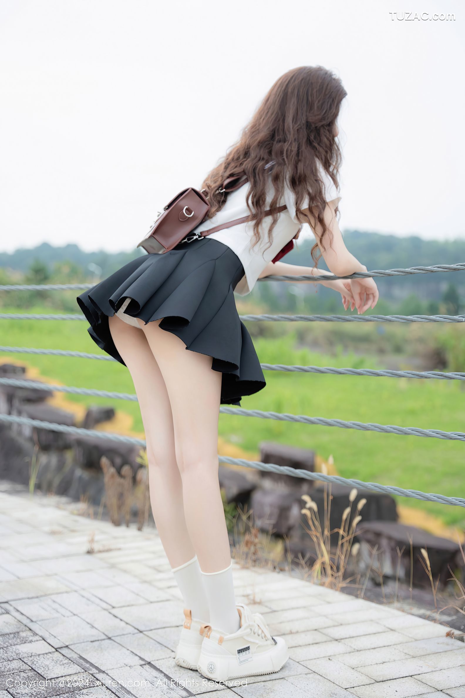 XiuRen秀人网-8948-拍黄瓜girl-首套-学生装水手服深灰短裙-2024.08.01