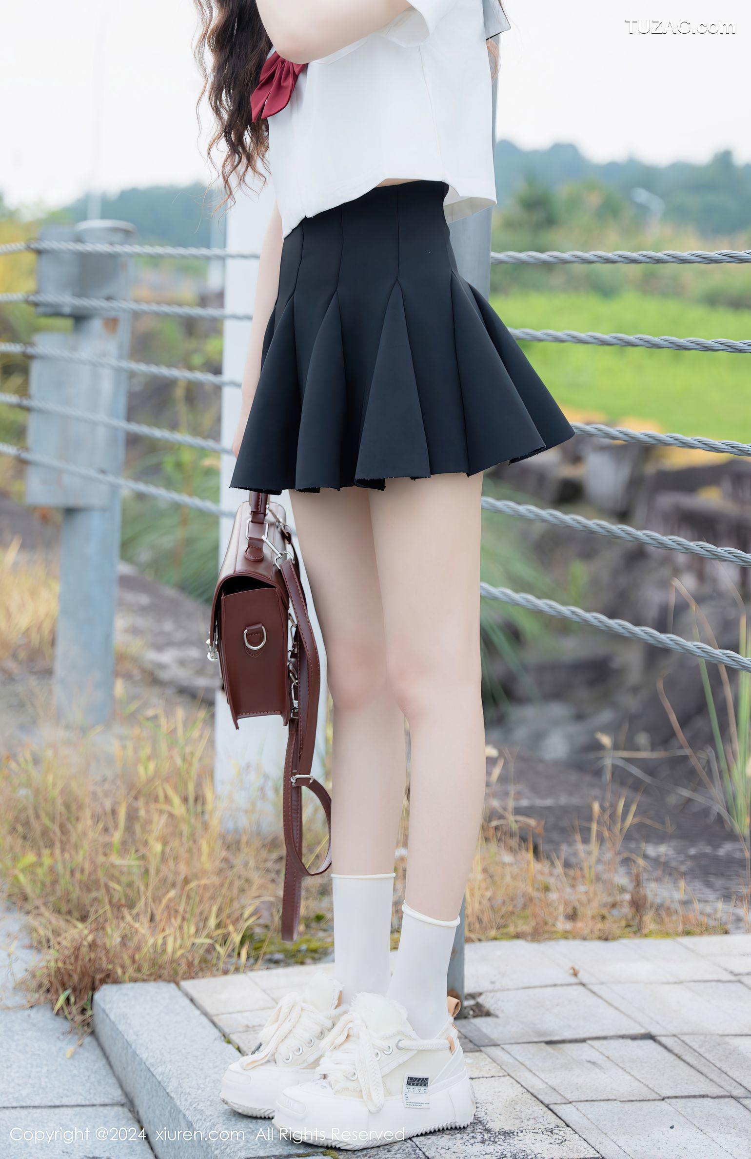 XiuRen秀人网-8948-拍黄瓜girl-首套-学生装水手服深灰短裙-2024.08.01