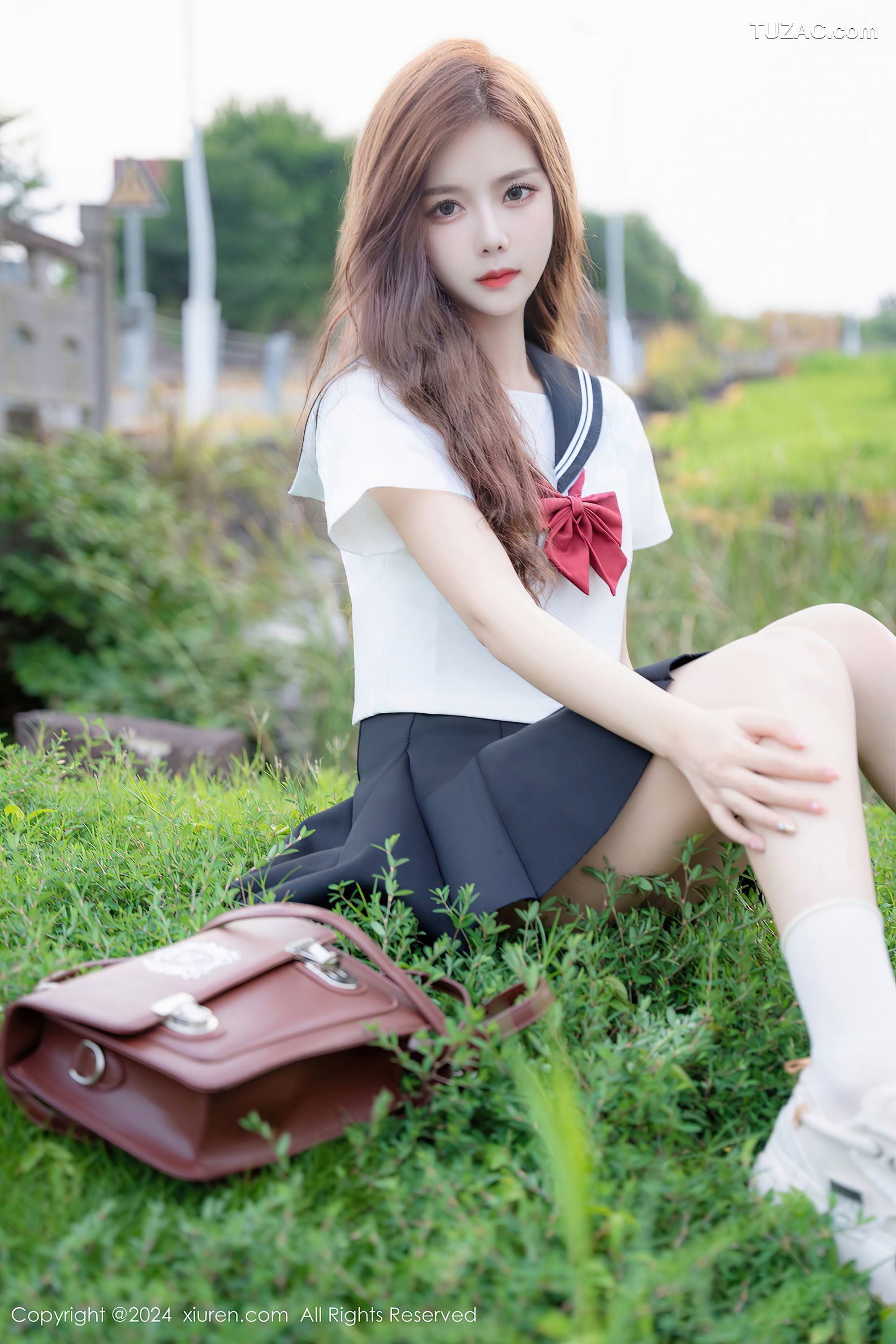 XiuRen秀人网-8948-拍黄瓜girl-首套-学生装水手服深灰短裙-2024.08.01