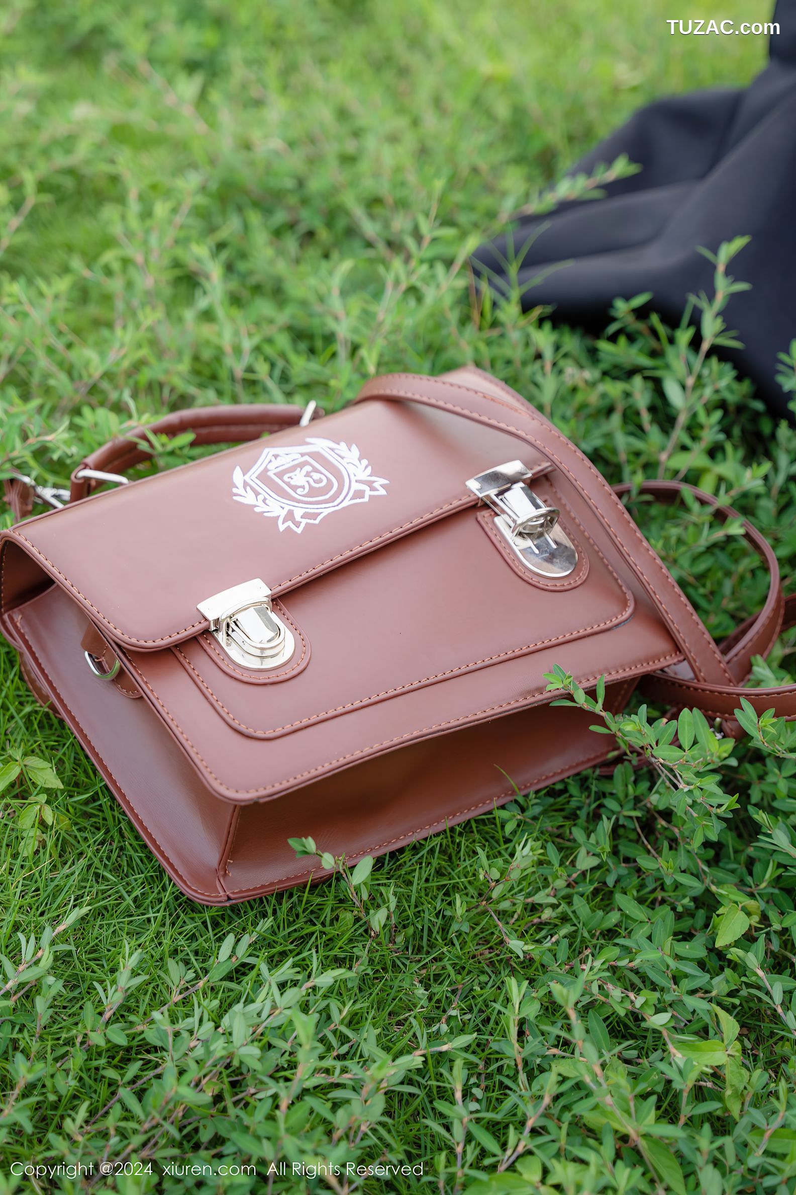 XiuRen秀人网-8948-拍黄瓜girl-首套-学生装水手服深灰短裙-2024.08.01