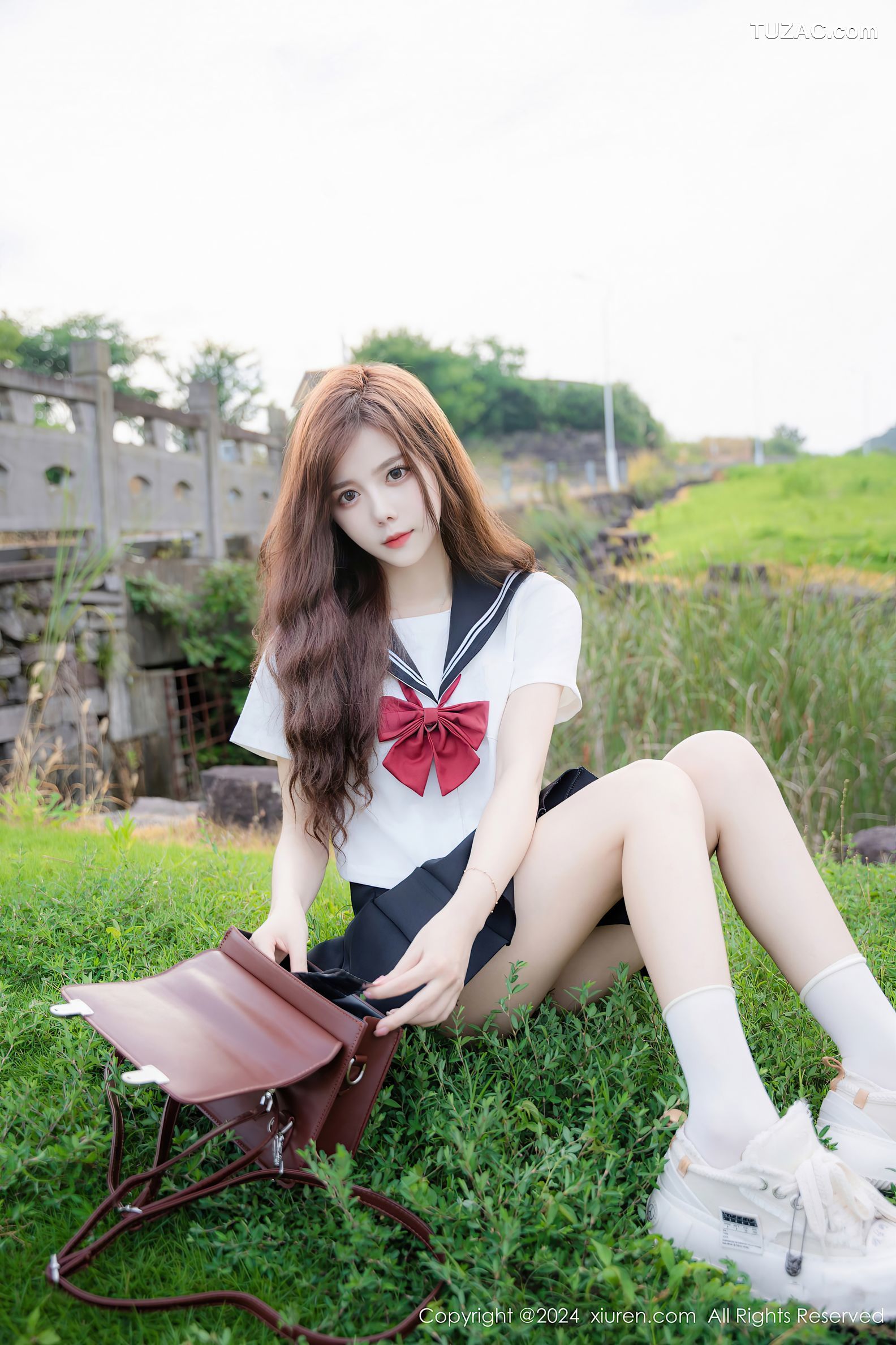 XiuRen秀人网-8948-拍黄瓜girl-首套-学生装水手服深灰短裙-2024.08.01