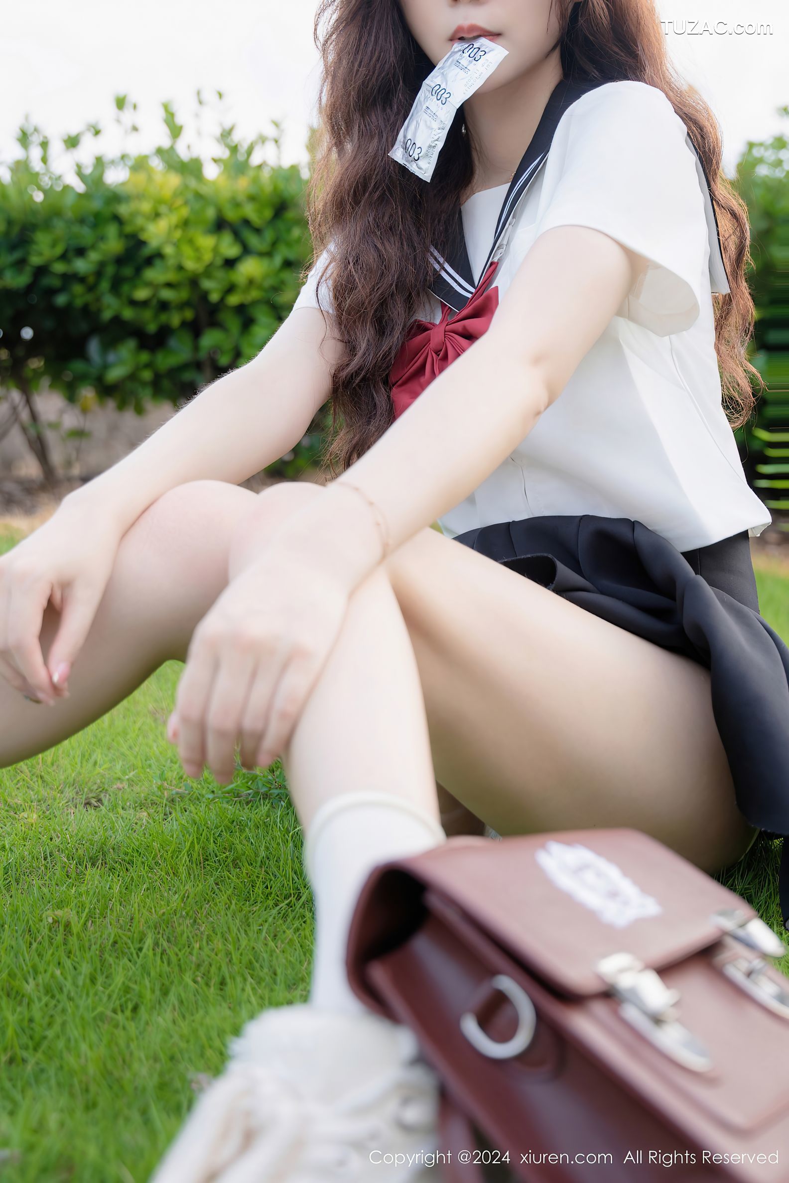 XiuRen秀人网-8948-拍黄瓜girl-首套-学生装水手服深灰短裙-2024.08.01