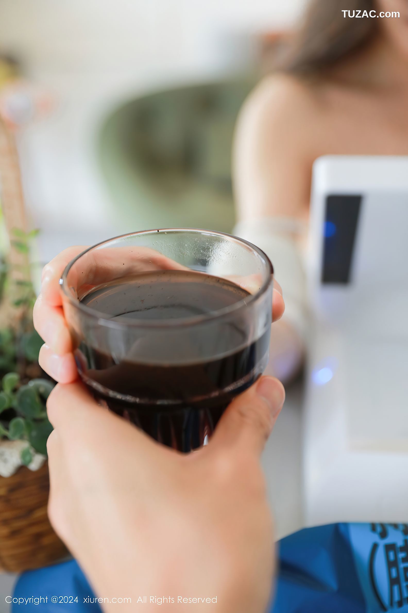 XiuRen秀人网-8964-桃妖夭-超短牛仔裤白色吊带爆乳-2024.08.02