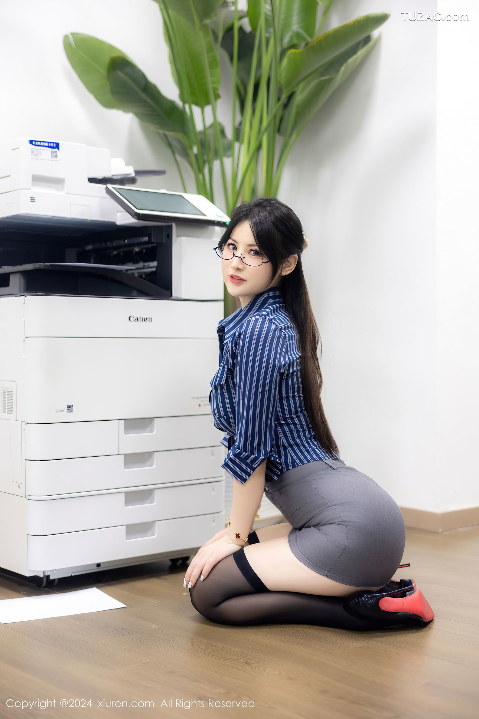 XiuRen秀人网-8971-诗诗kiki-OL蓝条衬衫灰短裙黑丝粉色内衣-2024.08.05