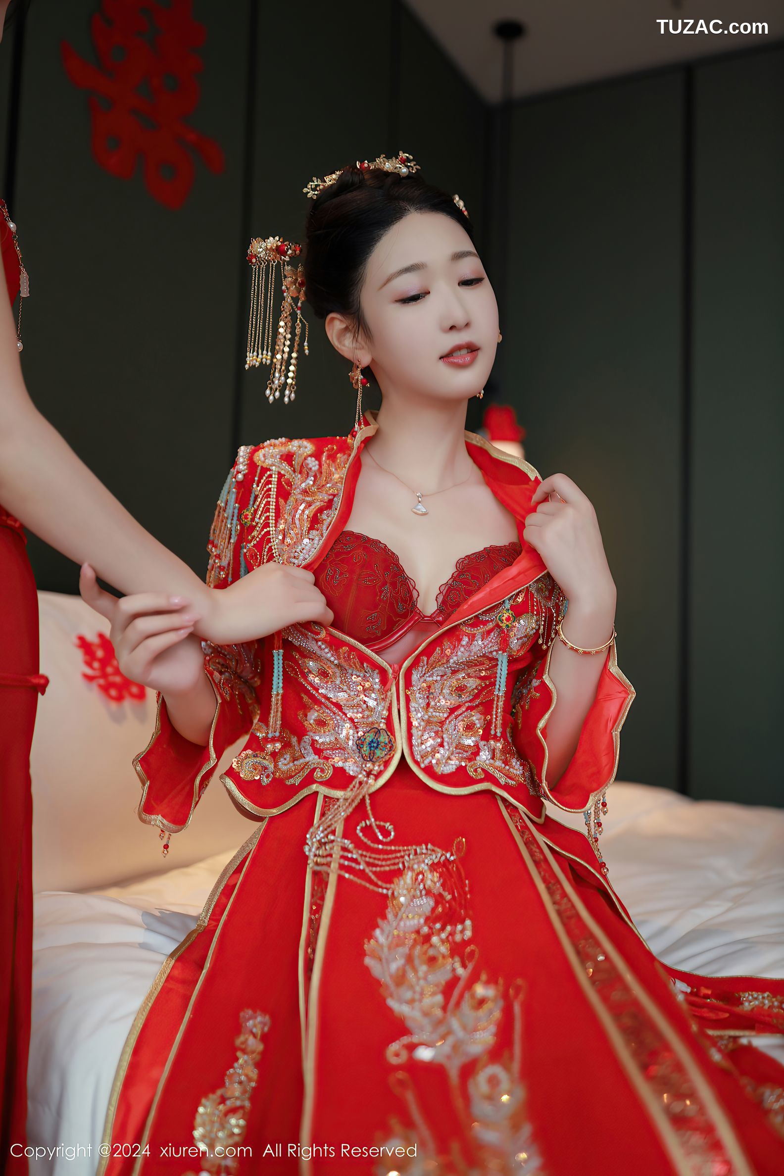 XiuRen秀人网-8972-唐安琪-迪拜旅拍-新娘红妆红色内衣爆乳-2024.08.05