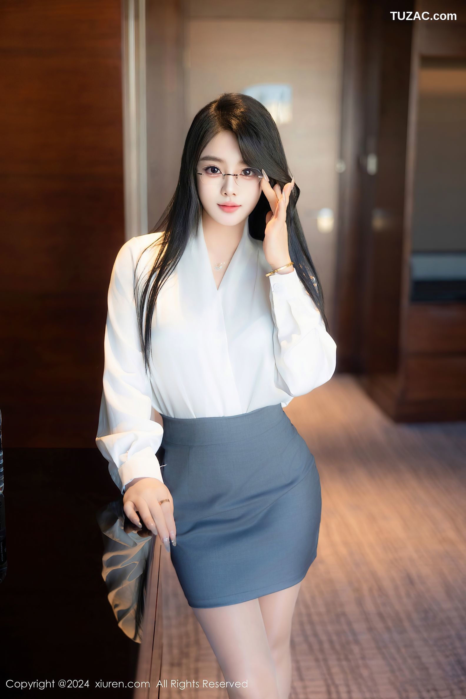 XiuRen秀人网-8989-麦田-首套-OL白衬衫灰短裙蓝绿内衣-2024.08.09