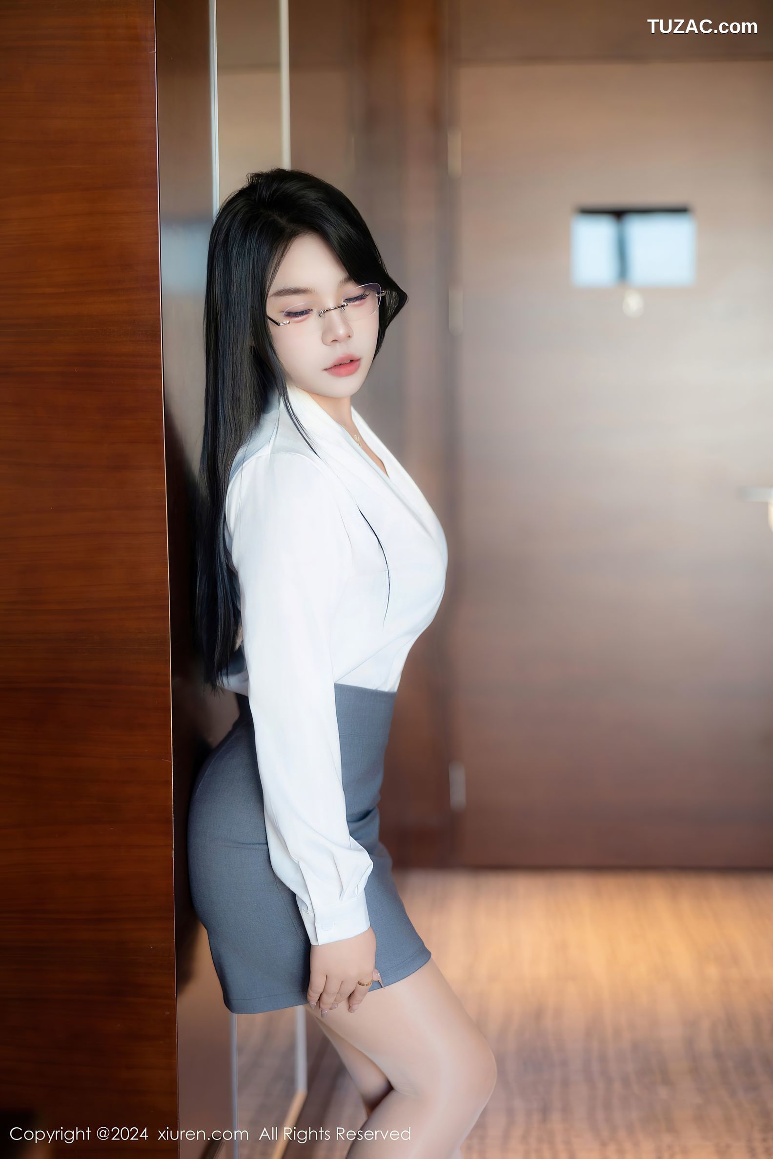 XiuRen秀人网-8989-麦田-首套-OL白衬衫灰短裙蓝绿内衣-2024.08.09