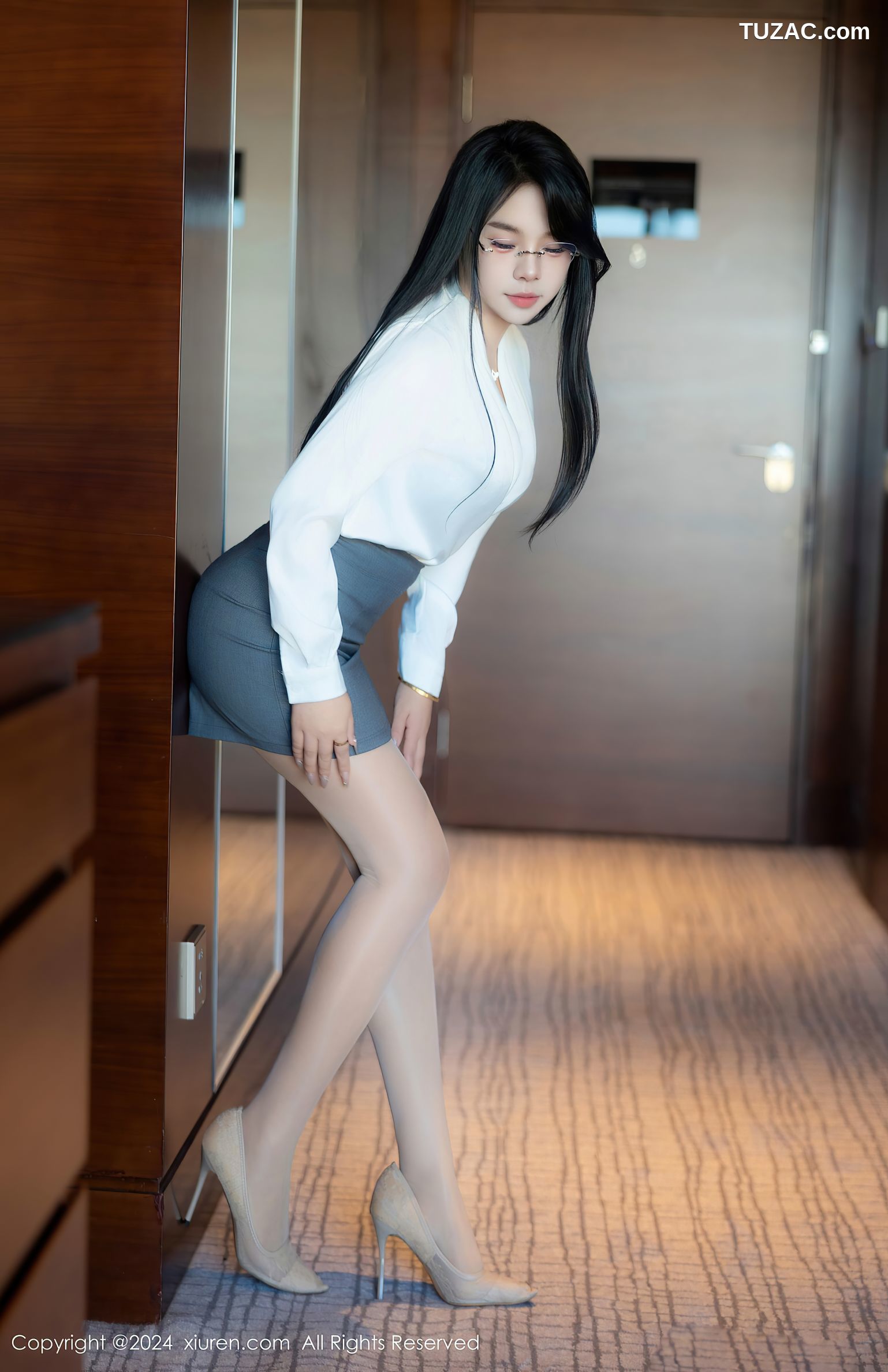 XiuRen秀人网-8989-麦田-首套-OL白衬衫灰短裙蓝绿内衣-2024.08.09