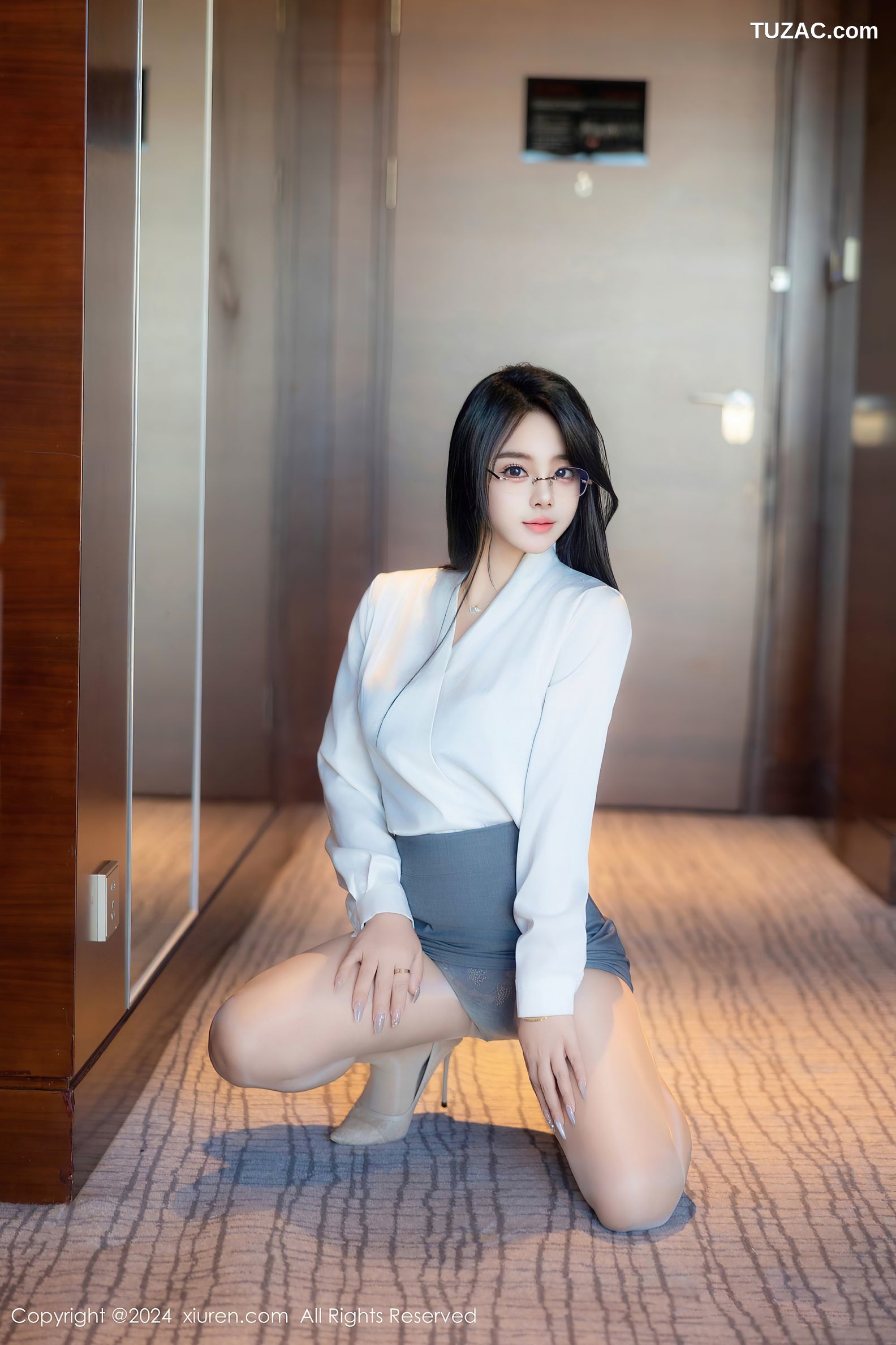 XiuRen秀人网-8989-麦田-首套-OL白衬衫灰短裙蓝绿内衣-2024.08.09