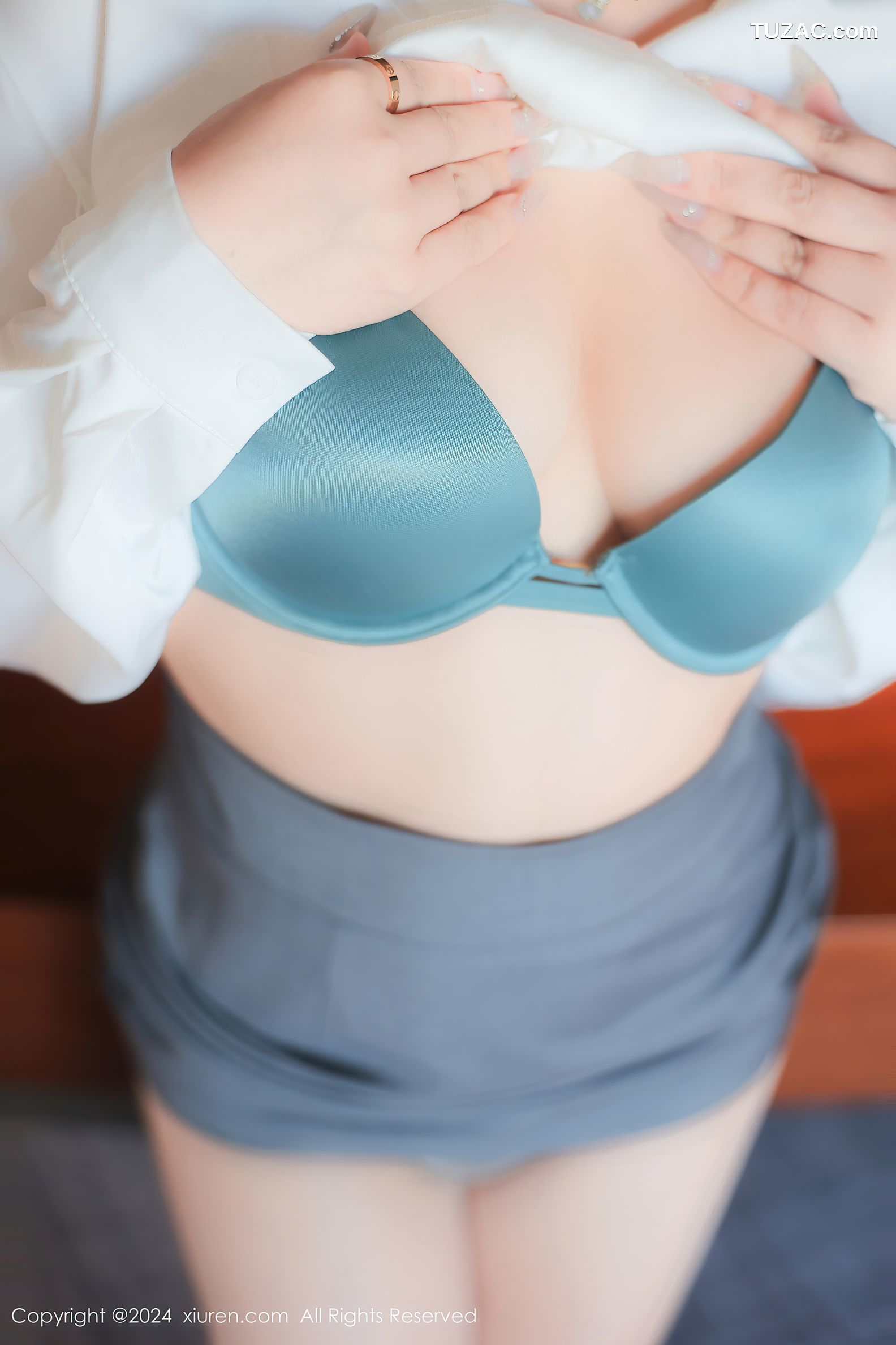 XiuRen秀人网-8989-麦田-首套-OL白衬衫灰短裙蓝绿内衣-2024.08.09