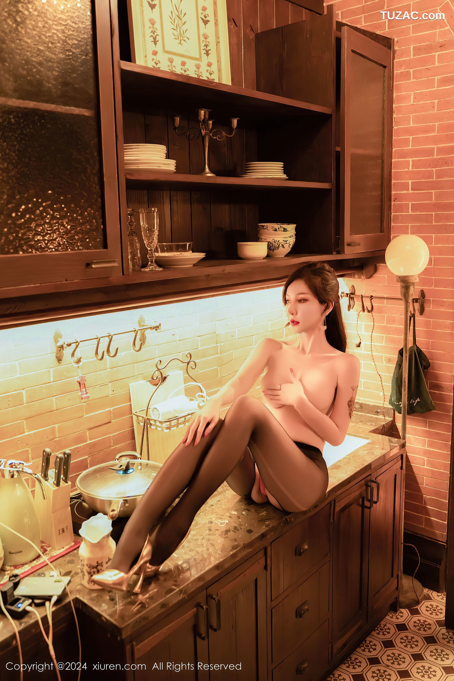 XiuRen秀人网-9005-陈怡曼-粉红T恤黑丝长腿御姐-2024.08.13