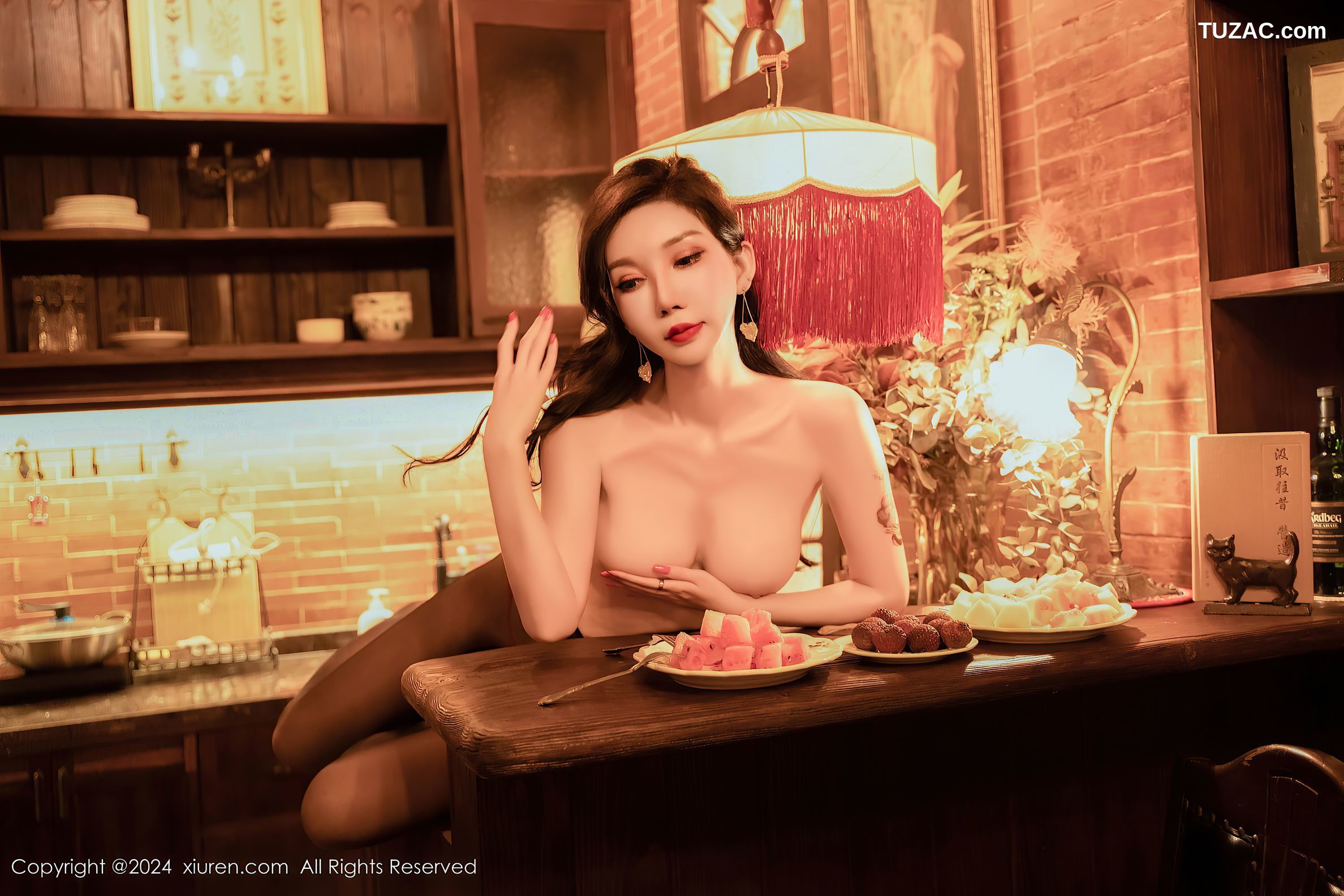 XiuRen秀人网-9005-陈怡曼-粉红T恤黑丝长腿御姐-2024.08.13