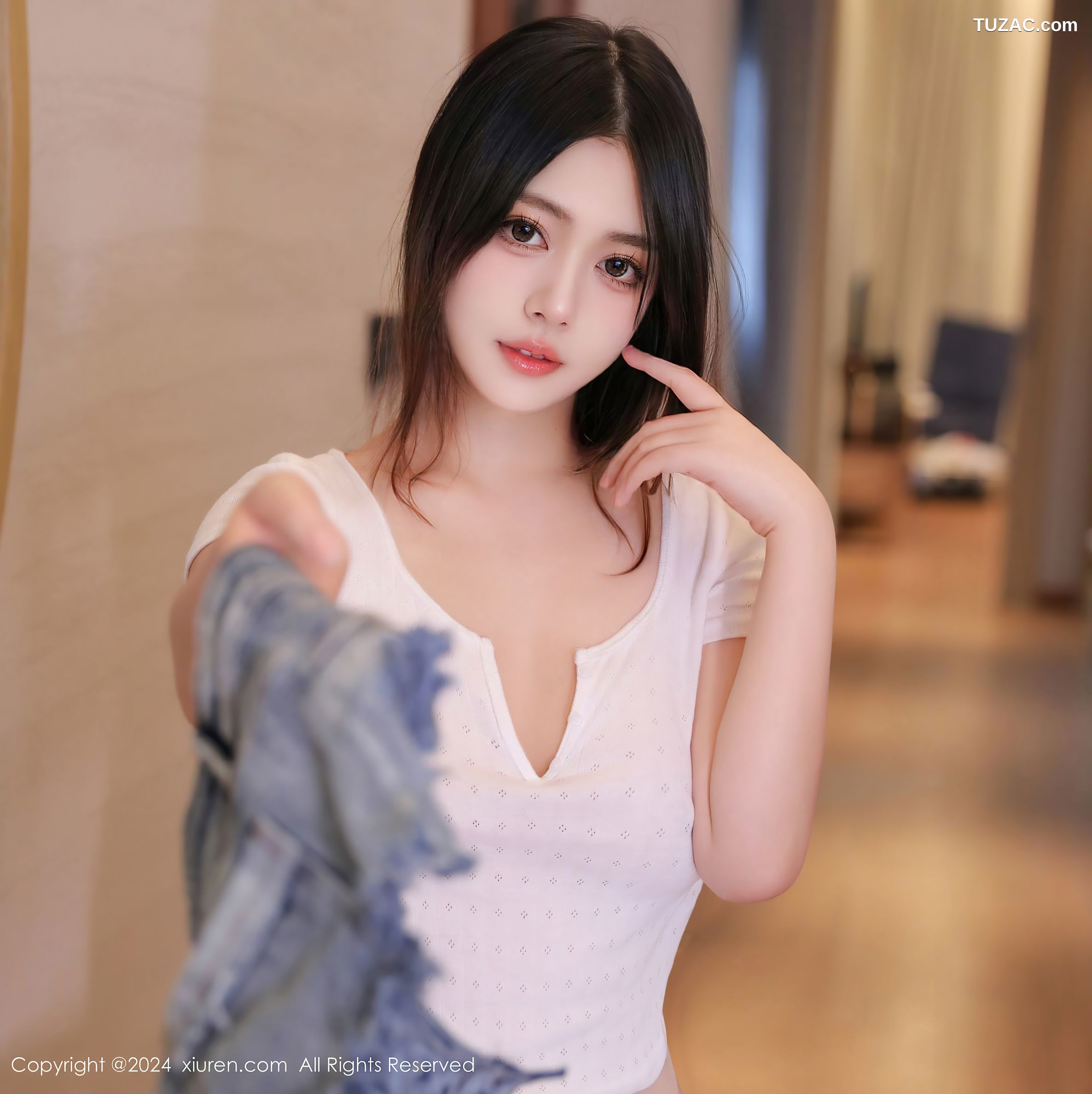 XiuRen秀人网-9008-蛋蛋宝-白色T恤牛仔短裤爆乳-2024.08.13