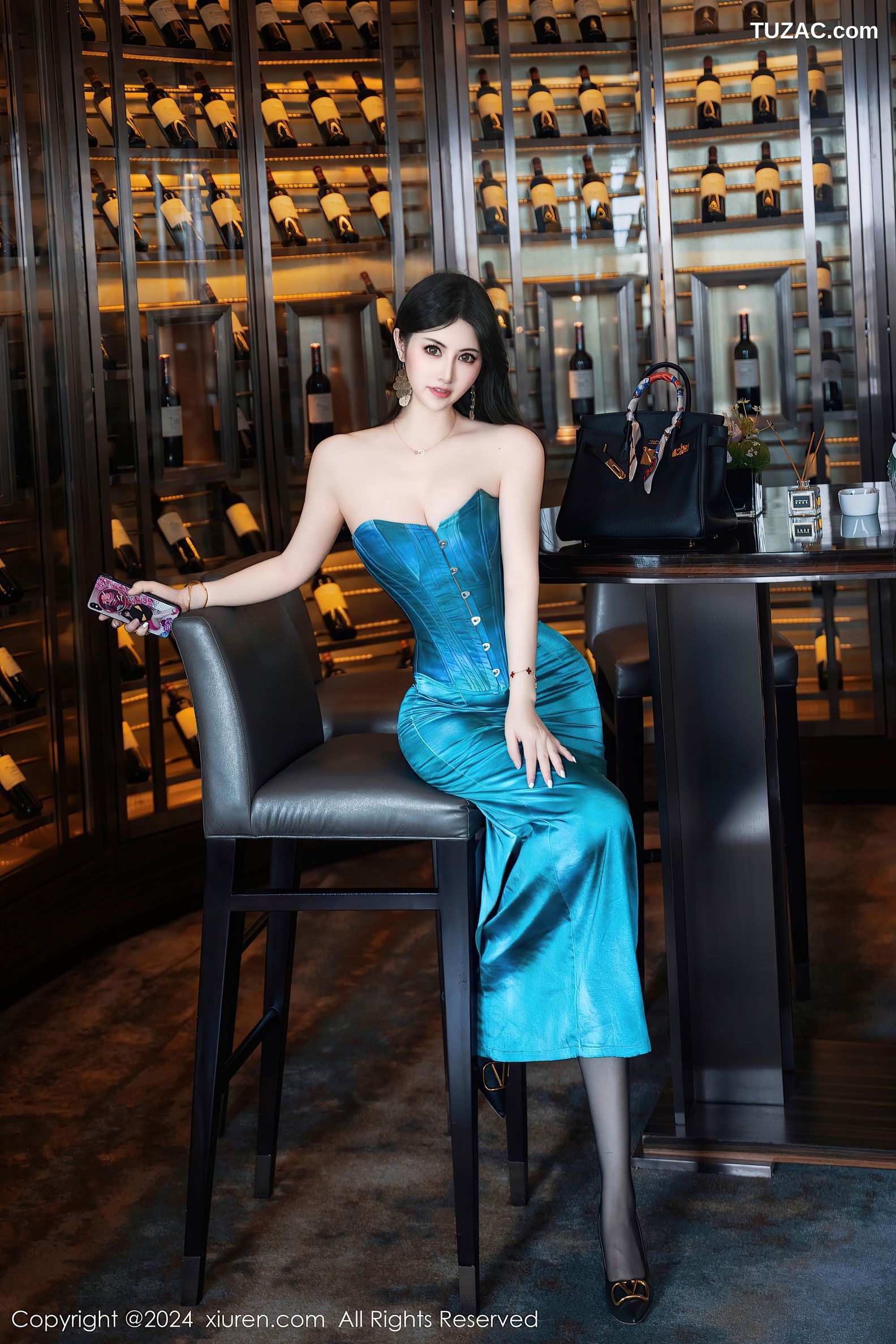 XiuRen秀人网-9039-诗诗kiki-酒吧巧遇蓝色抹胸礼服裙美女轻透黑纱情趣内衣-2024.08.20