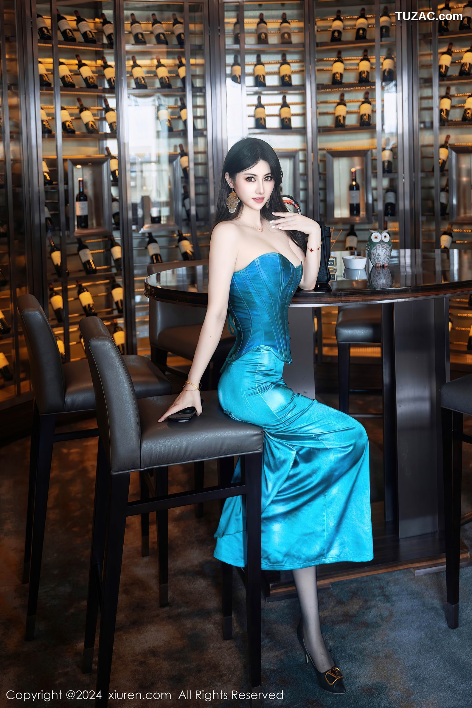 XiuRen秀人网-9039-诗诗kiki-酒吧巧遇蓝色抹胸礼服裙美女轻透黑纱情趣内衣-2024.08.20