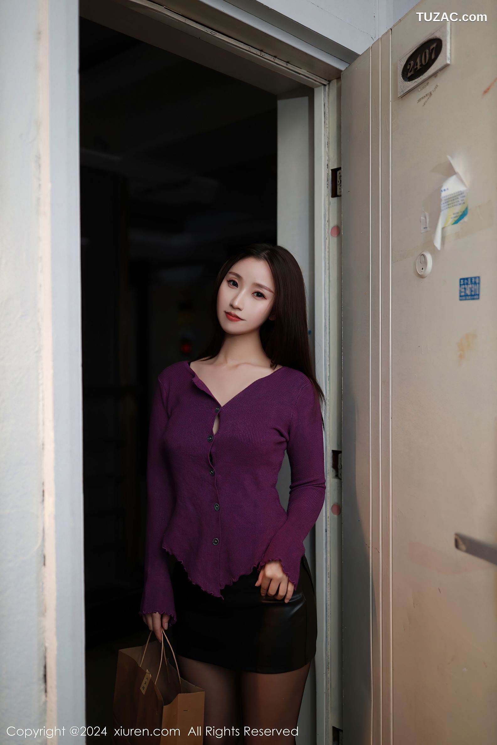 XiuRen秀人网-9046-杏子Yada-迪拜旅拍-寝室场景-紫衫黑短裙黑丝-2024.08.21