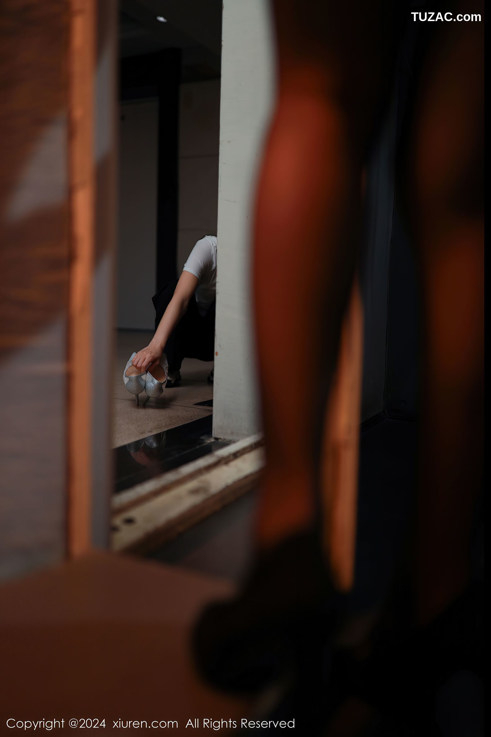 XiuRen秀人网-9046-杏子Yada-迪拜旅拍-寝室场景-紫衫黑短裙黑丝-2024.08.21