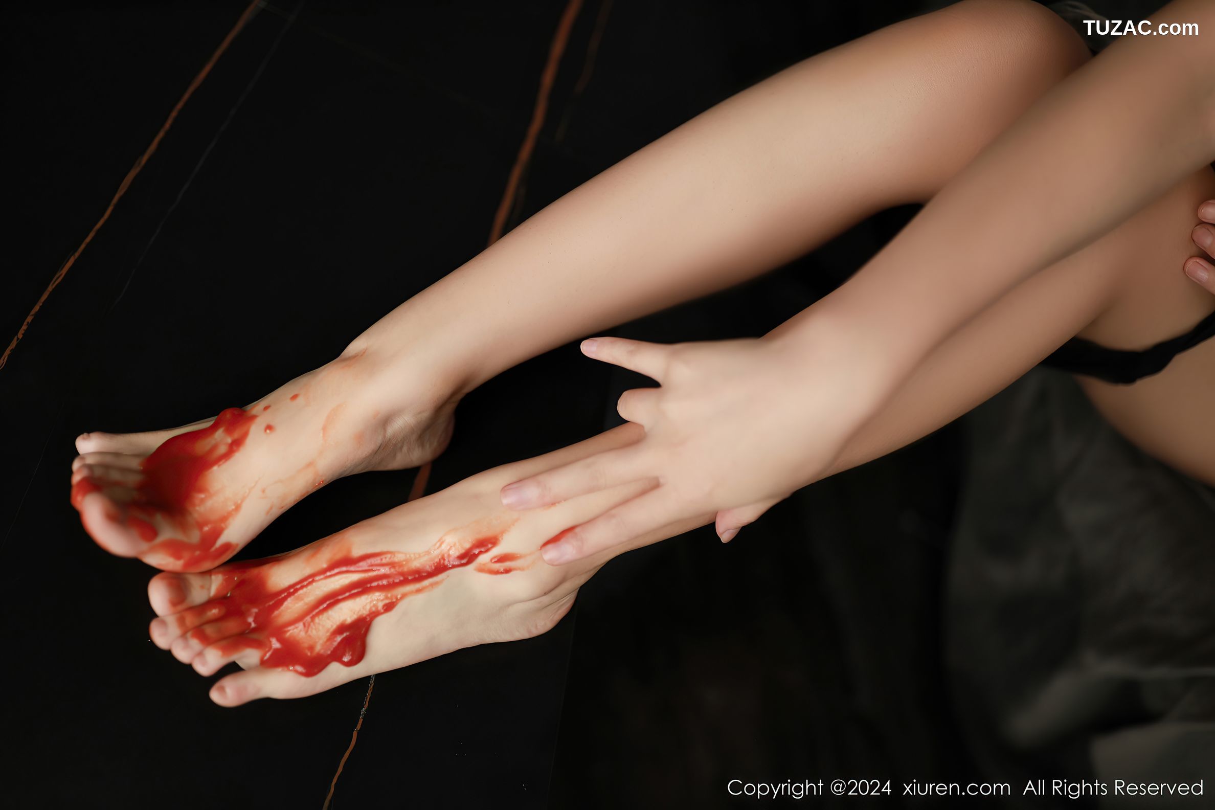 XiuRen秀人网-9046-杏子Yada-迪拜旅拍-寝室场景-紫衫黑短裙黑丝-2024.08.21