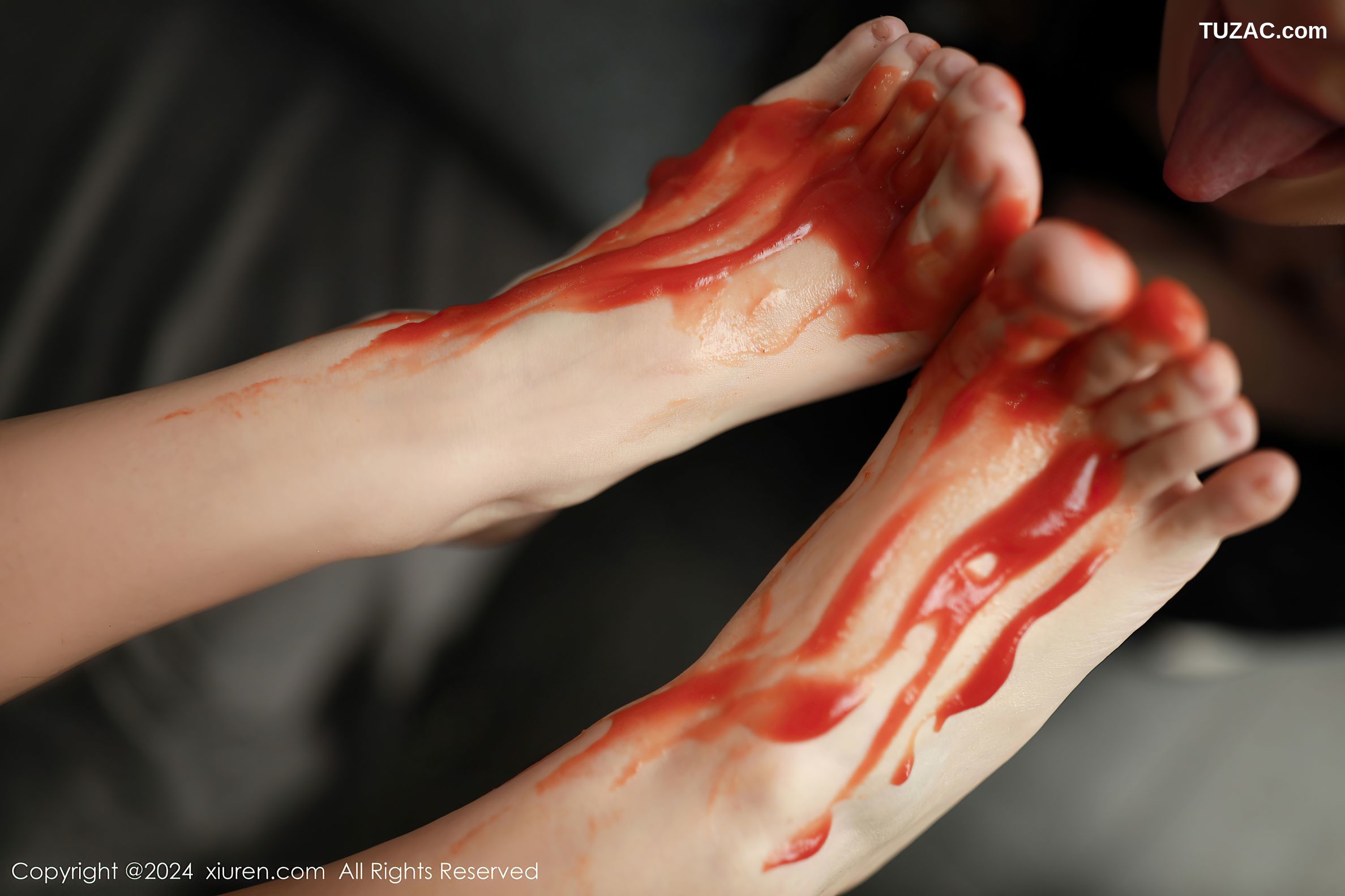 XiuRen秀人网-9046-杏子Yada-迪拜旅拍-寝室场景-紫衫黑短裙黑丝-2024.08.21