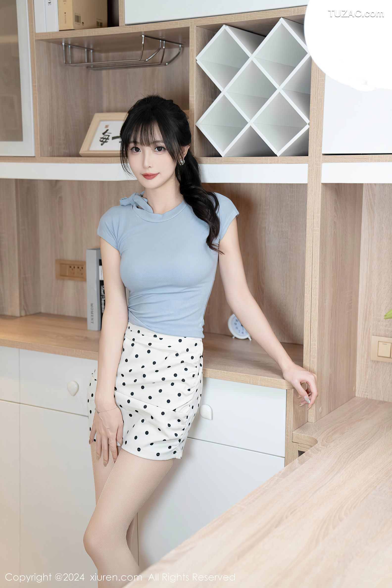XiuRen秀人网-9054-林星阑-蓝灰T白色斑点短裙-淡粉情趣内衣-2024.08.22