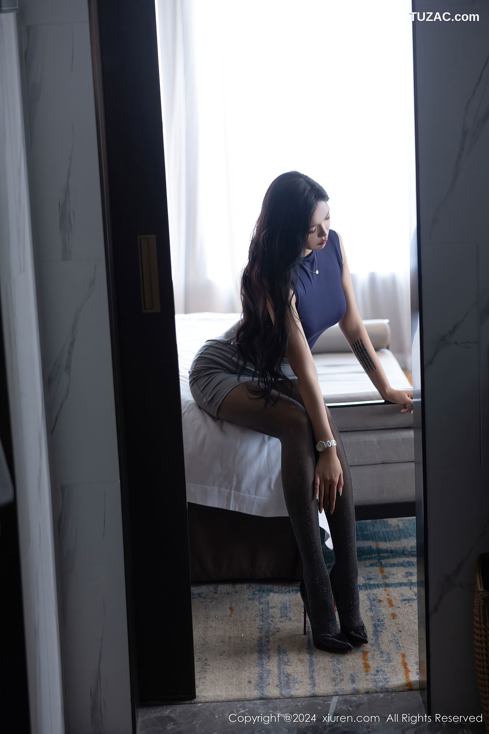 XiuRen秀人网-9082-娜比-深蓝T灰短裙蓝色内衣黑丝-2024.08.29
