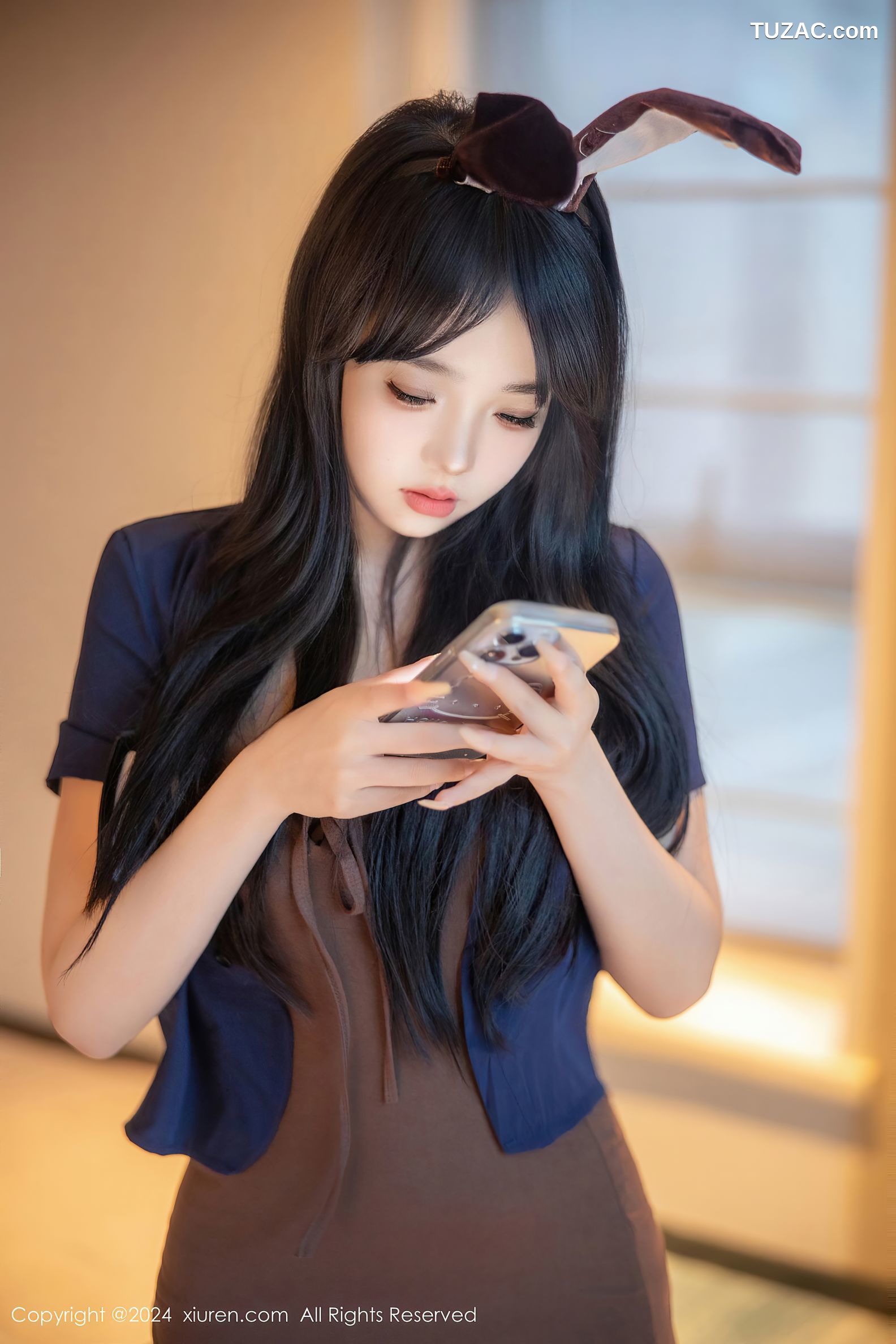 XiuRen秀人网-9083-黎秋秋-兔耳蓝衬衫棕色短裙黑丝爆乳-2024.08.29