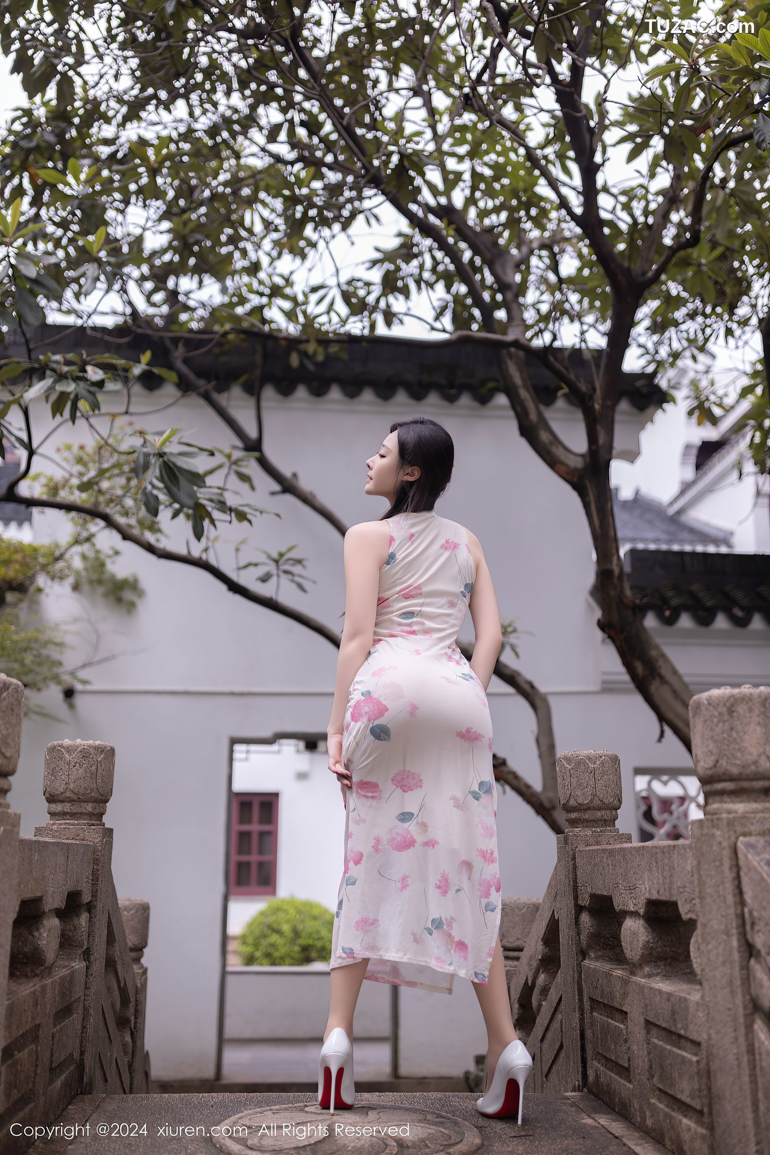 XiuRen秀人网-9087-小逗逗-白色粉印花旗袍白色内衣-2024.08.29